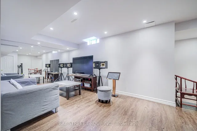 25 Waterton Cres, Richmond Hill 3