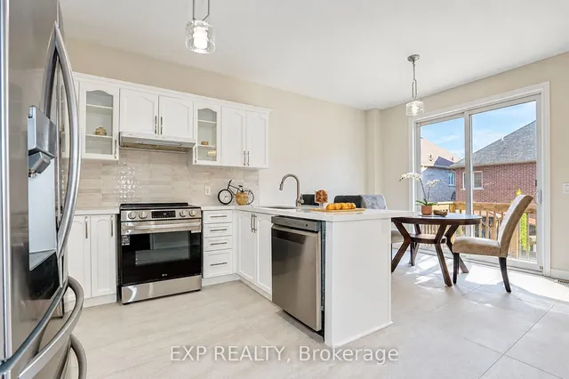 240 Aspenwood Dr, Newmarket 3