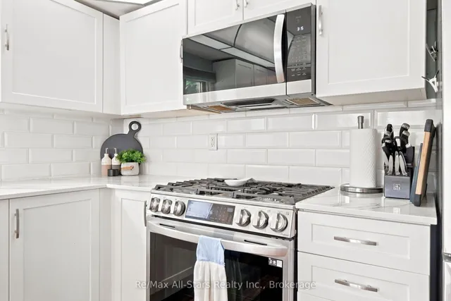 1 Maple Grove St, Whitchurch-Stouffville 2