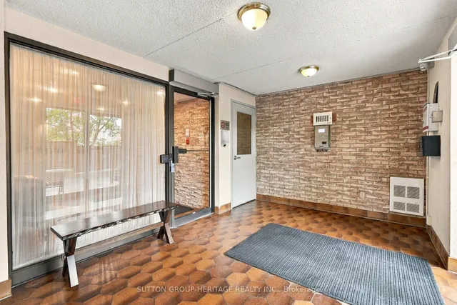 15390 Yonge St #406, Aurora 1