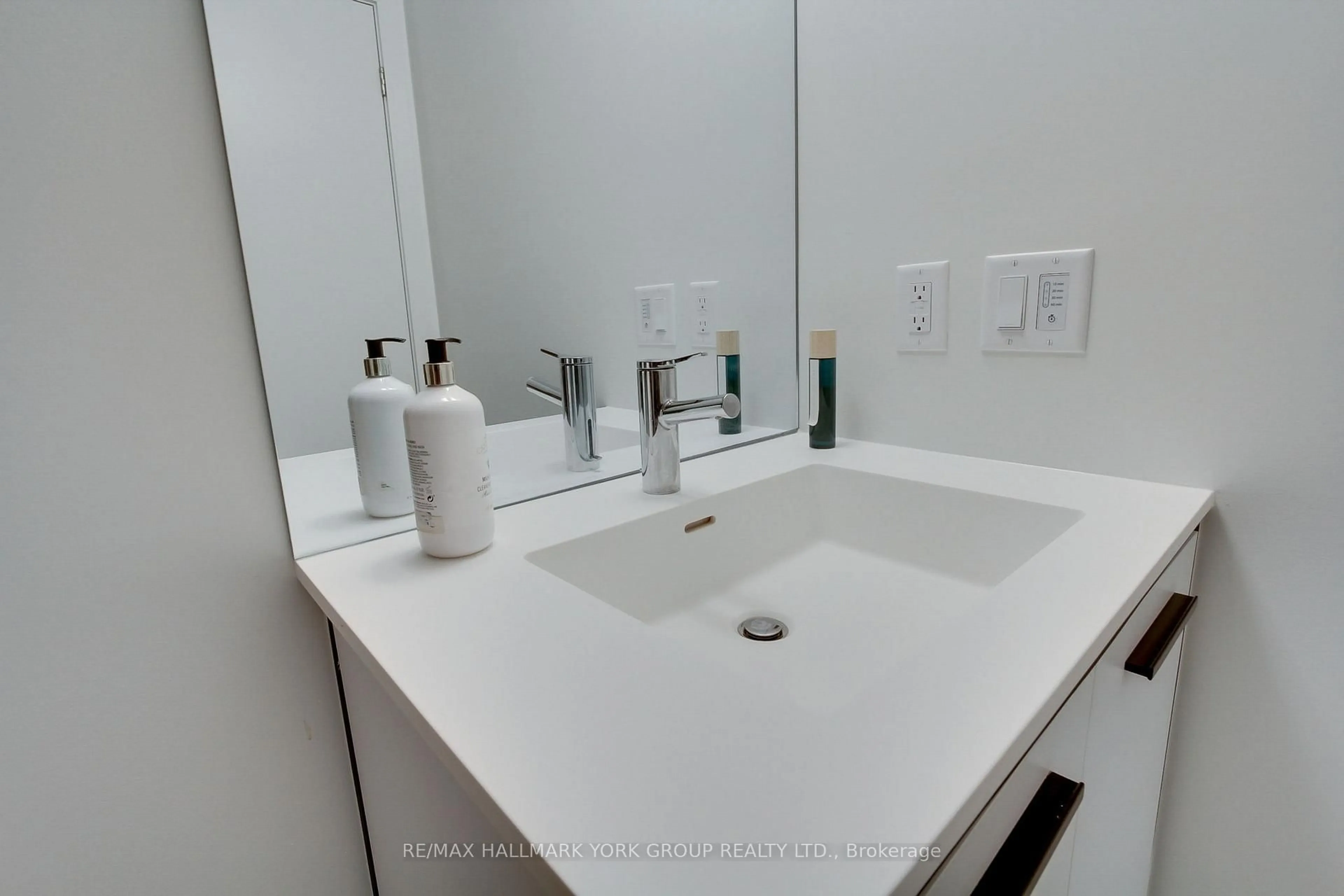 trreb/IMG-N13848306_c72f3561-f1ba-4d75-b447-5d2146ac71eb-l.jpg