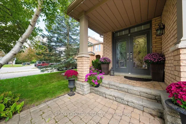 162 Estate Garden Dr, Richmond Hill 3