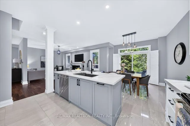 162 Estate Garden Dr, Richmond Hill 4