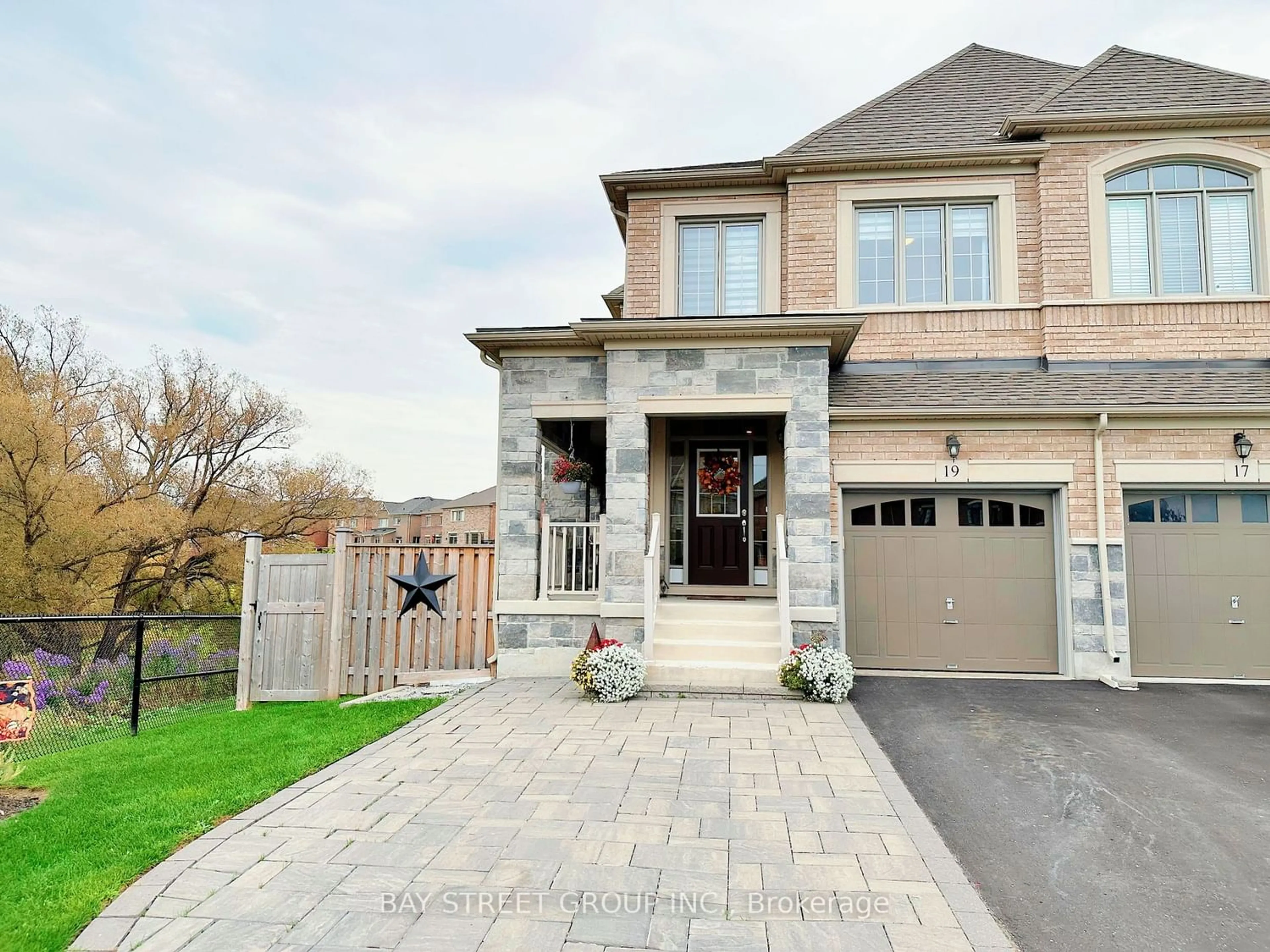 Home with brick exterior material for 19 Kester Crt, East Gwillimbury Ontario L9N 0P3