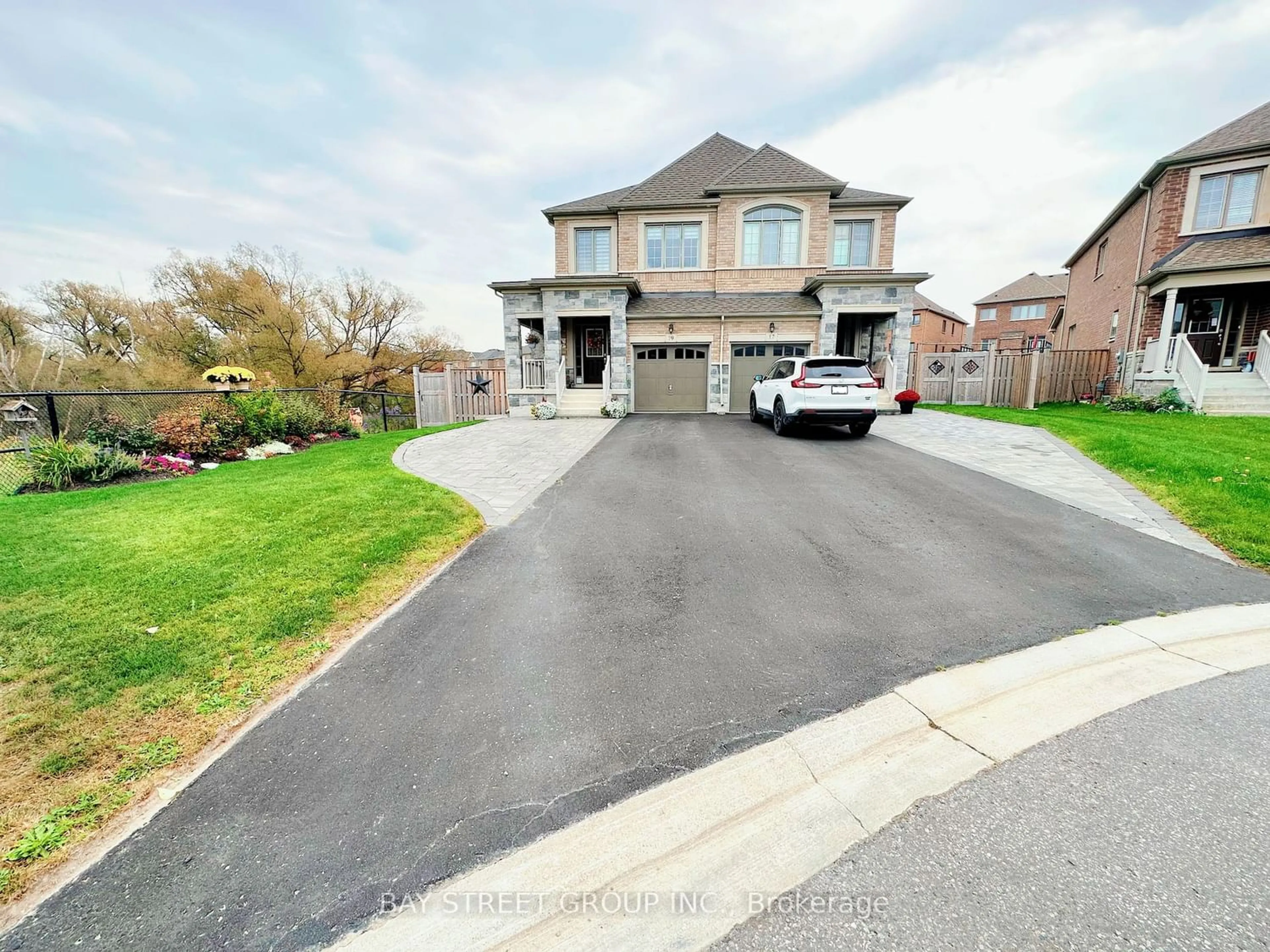 Frontside or backside of a home for 19 Kester Crt, East Gwillimbury Ontario L9N 0P3