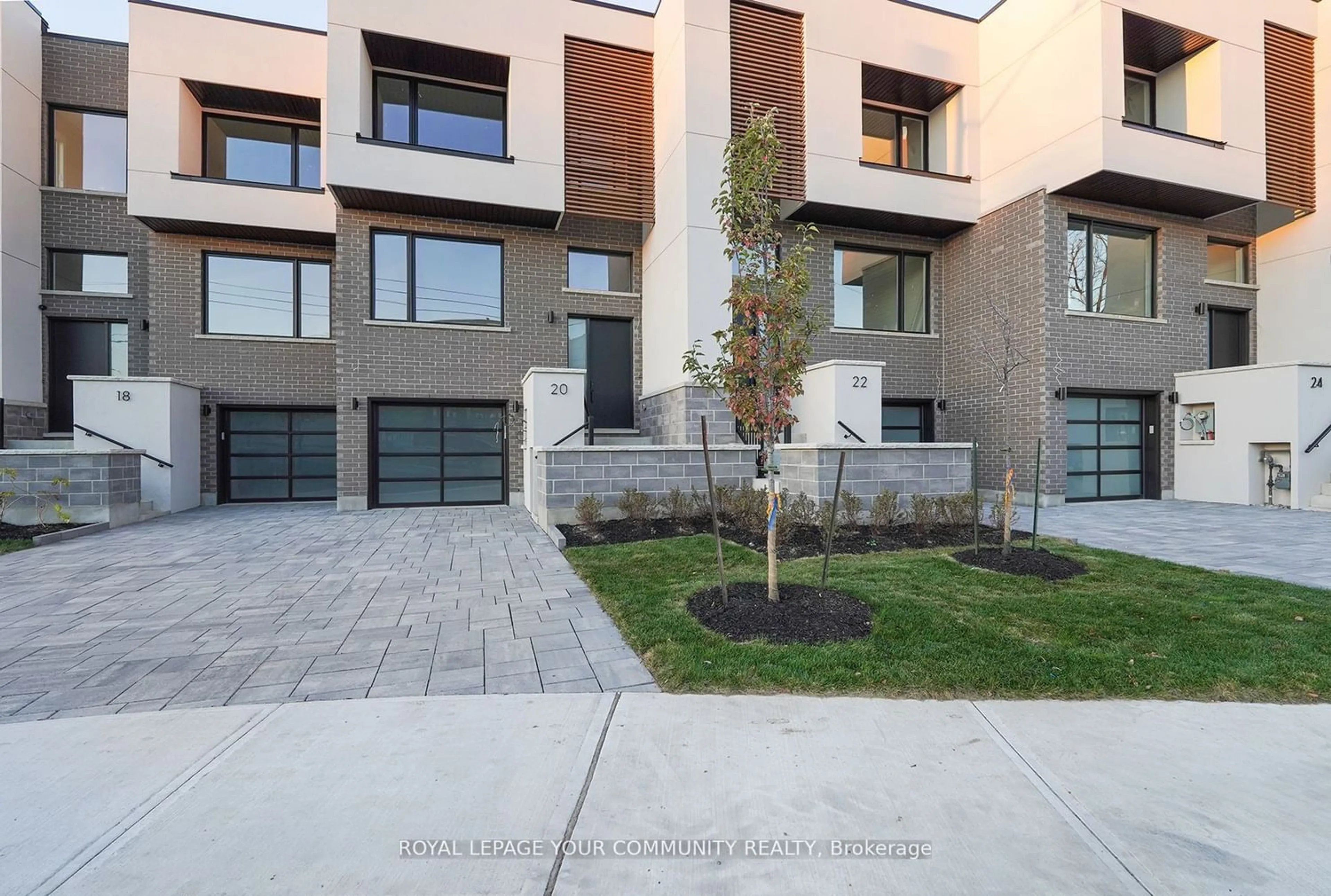A pic from exterior of the house or condo for 18 Sunset Beach Rd, Richmond Hill Ontario L7E 3G7
