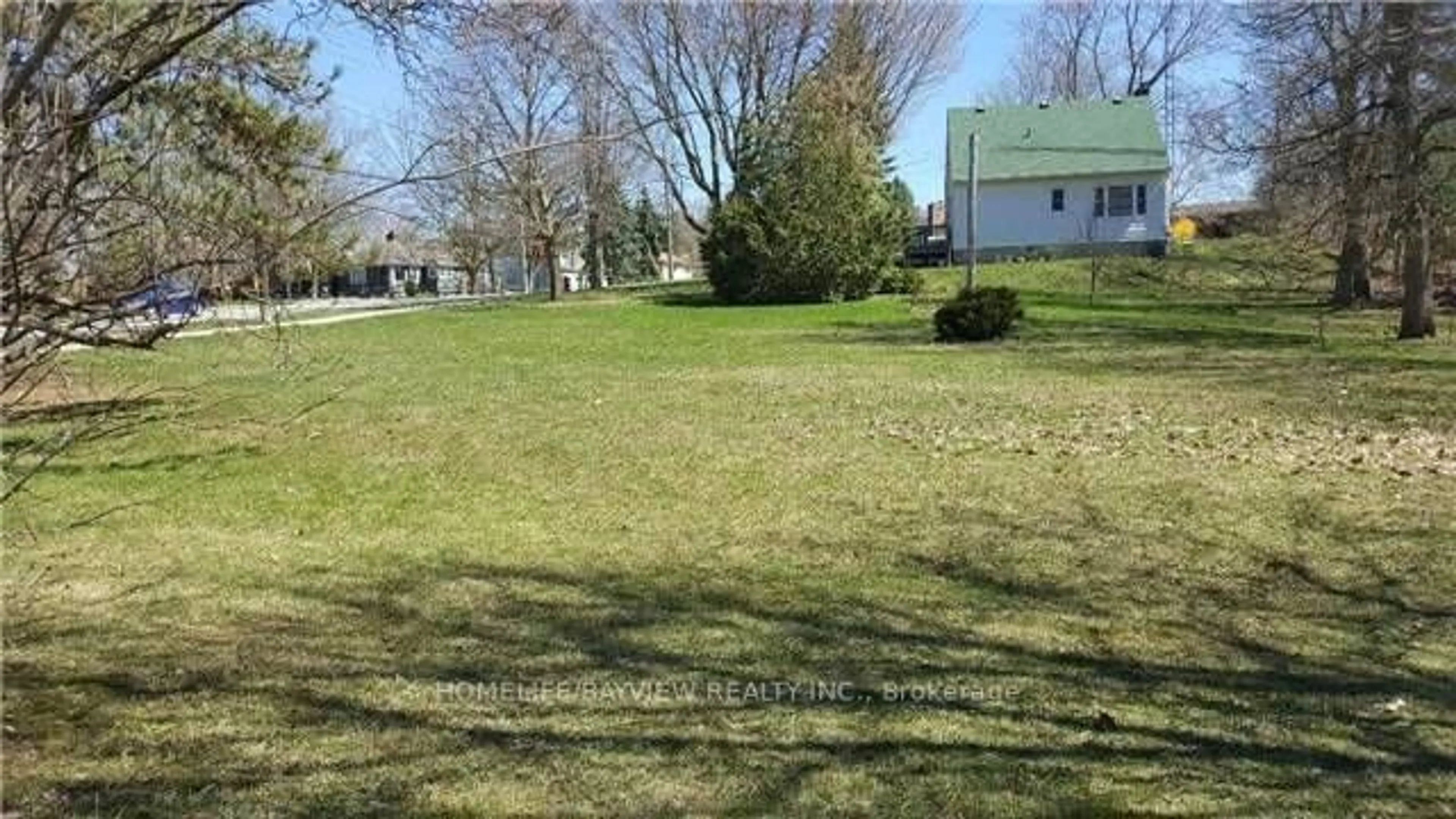 A pic from exterior of the house or condo, the fenced backyard for 66 Roxborough Rd, Newmarket Ontario L3Y 3L2