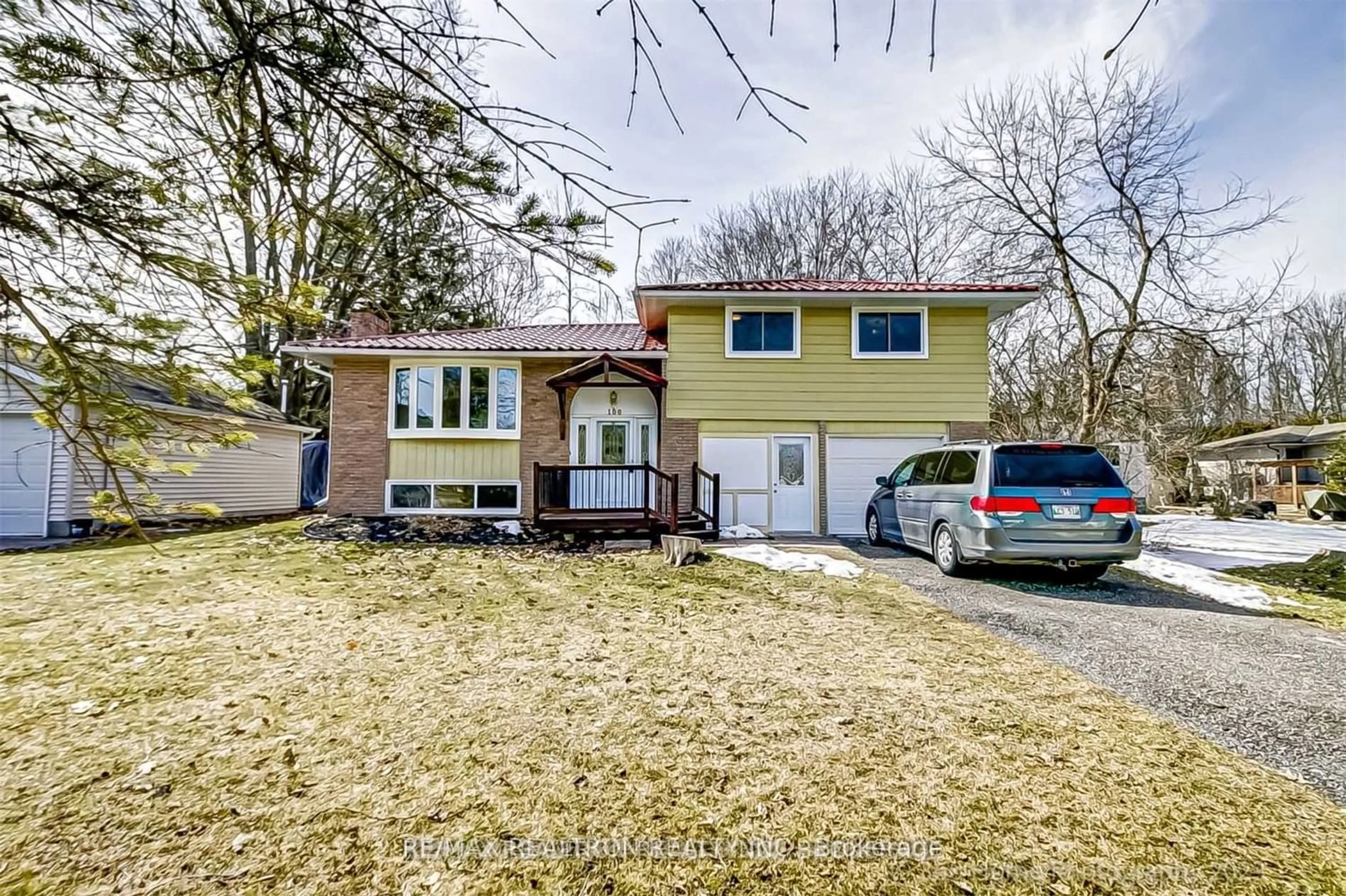 Frontside or backside of a home for 100 River Dr, East Gwillimbury Ontario L9N 1A4