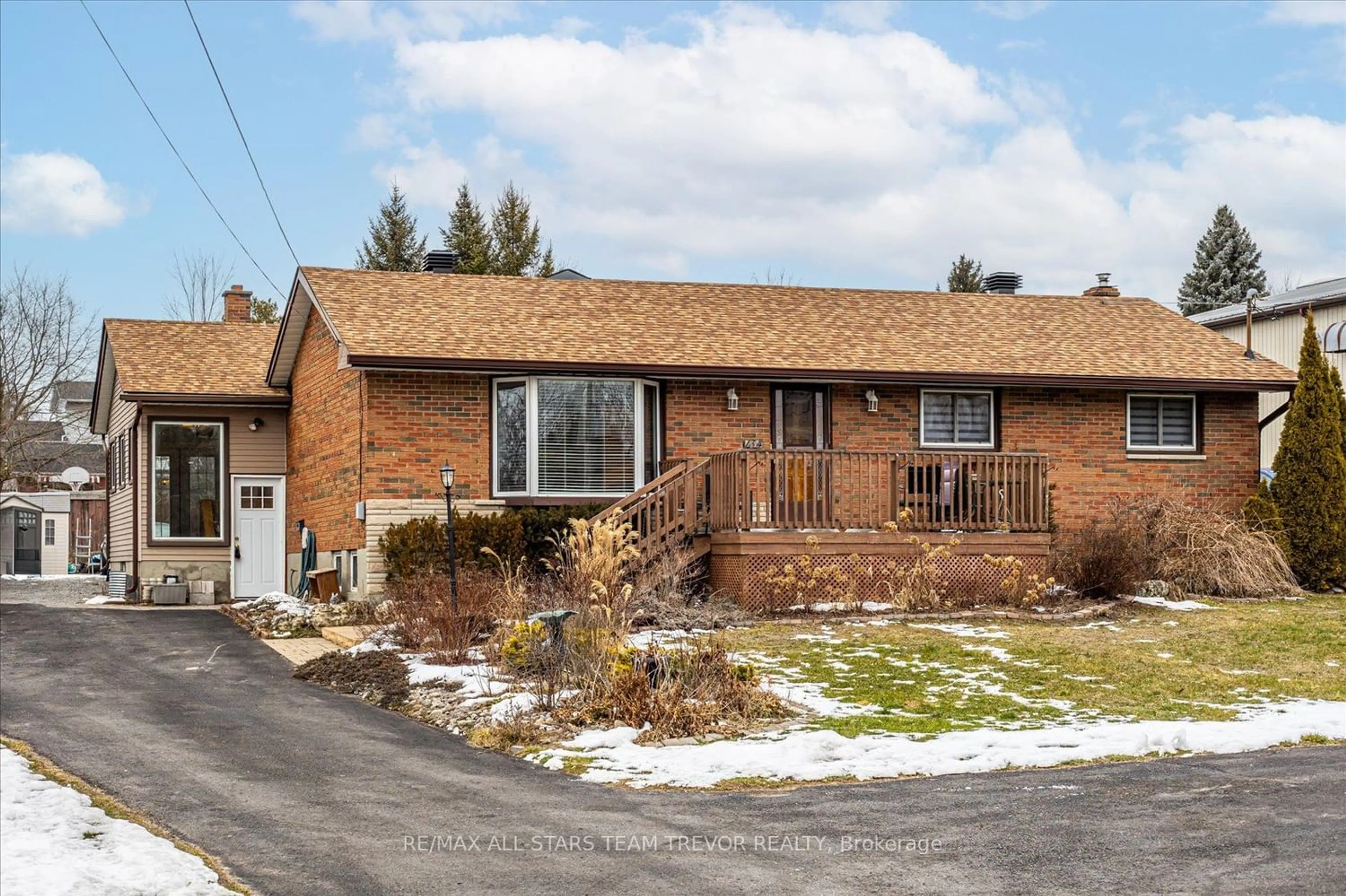 Frontside or backside of a home for 134 Morton Ave, Georgina Ontario L4P 2M4