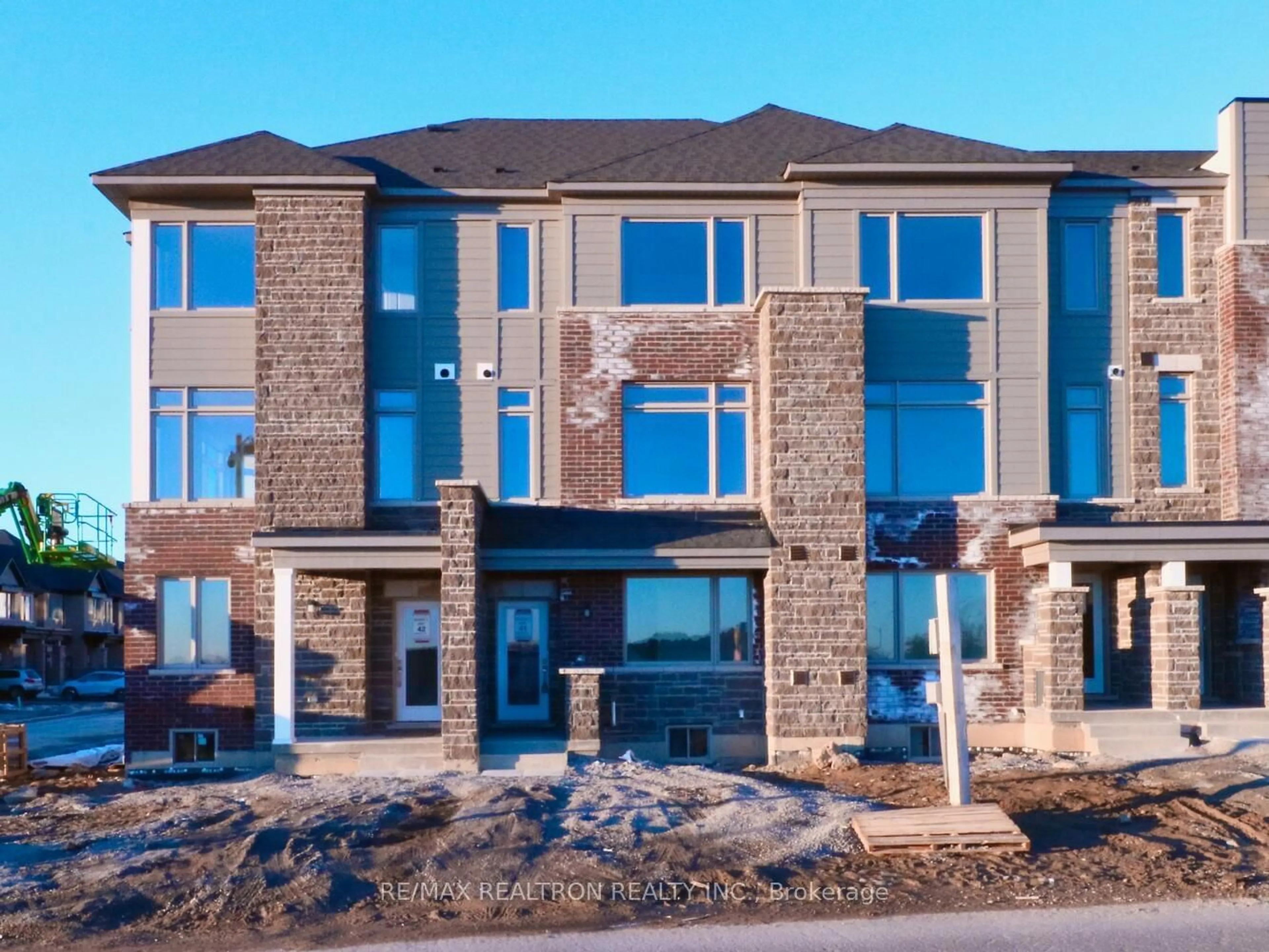 A pic from exterior of the house or condo for 18 Busato Dr, Whitchurch-Stouffville Ontario L4A 5G2