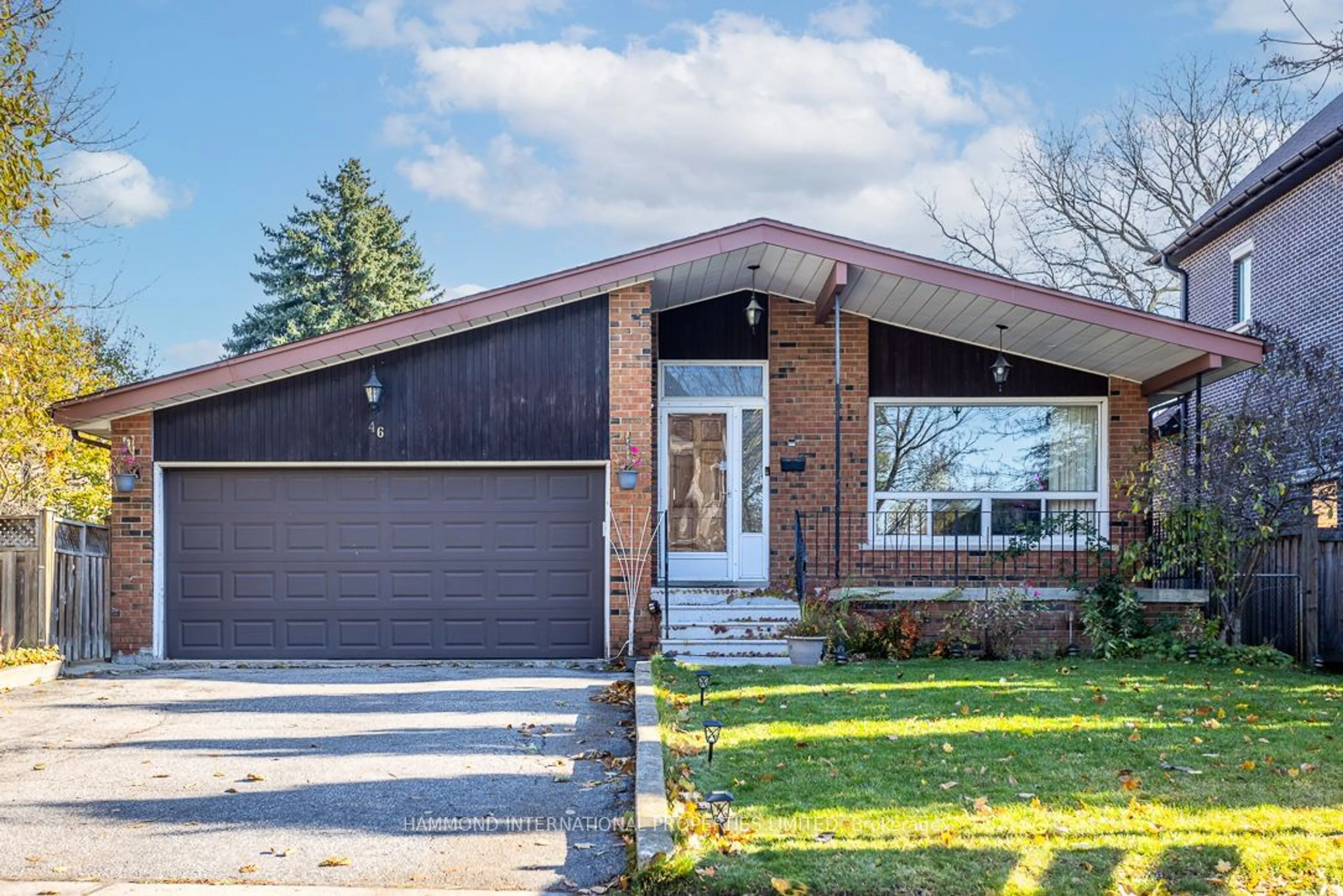 Home with brick exterior material for 46 Sunnywood Cres, Richmond Hill Ontario L4C 6W3