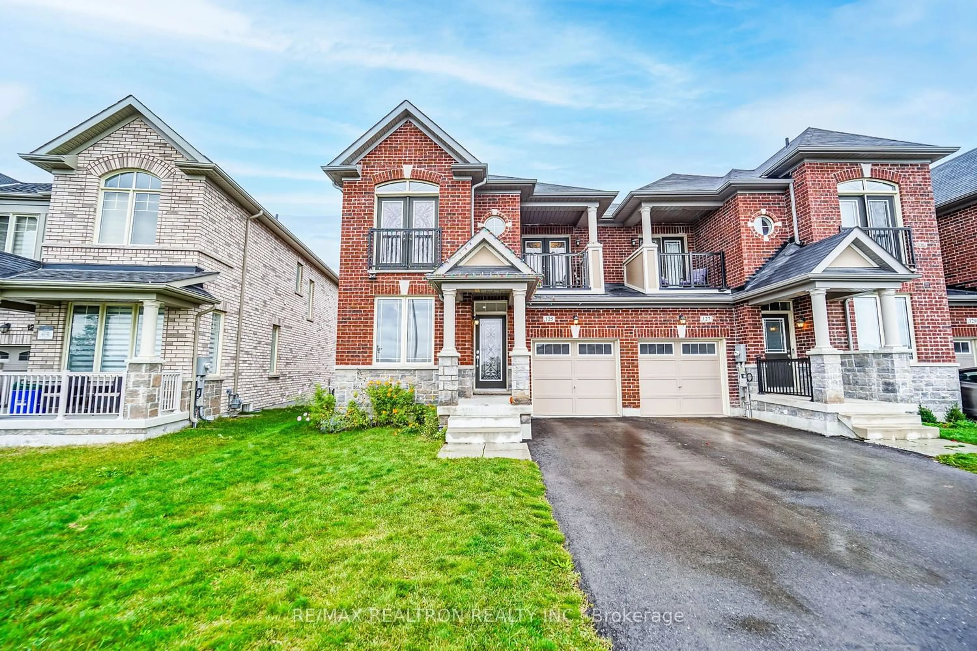 Home with brick exterior material for 125 Jim Mortson Dr, East Gwillimbury Ontario L0G 1R0