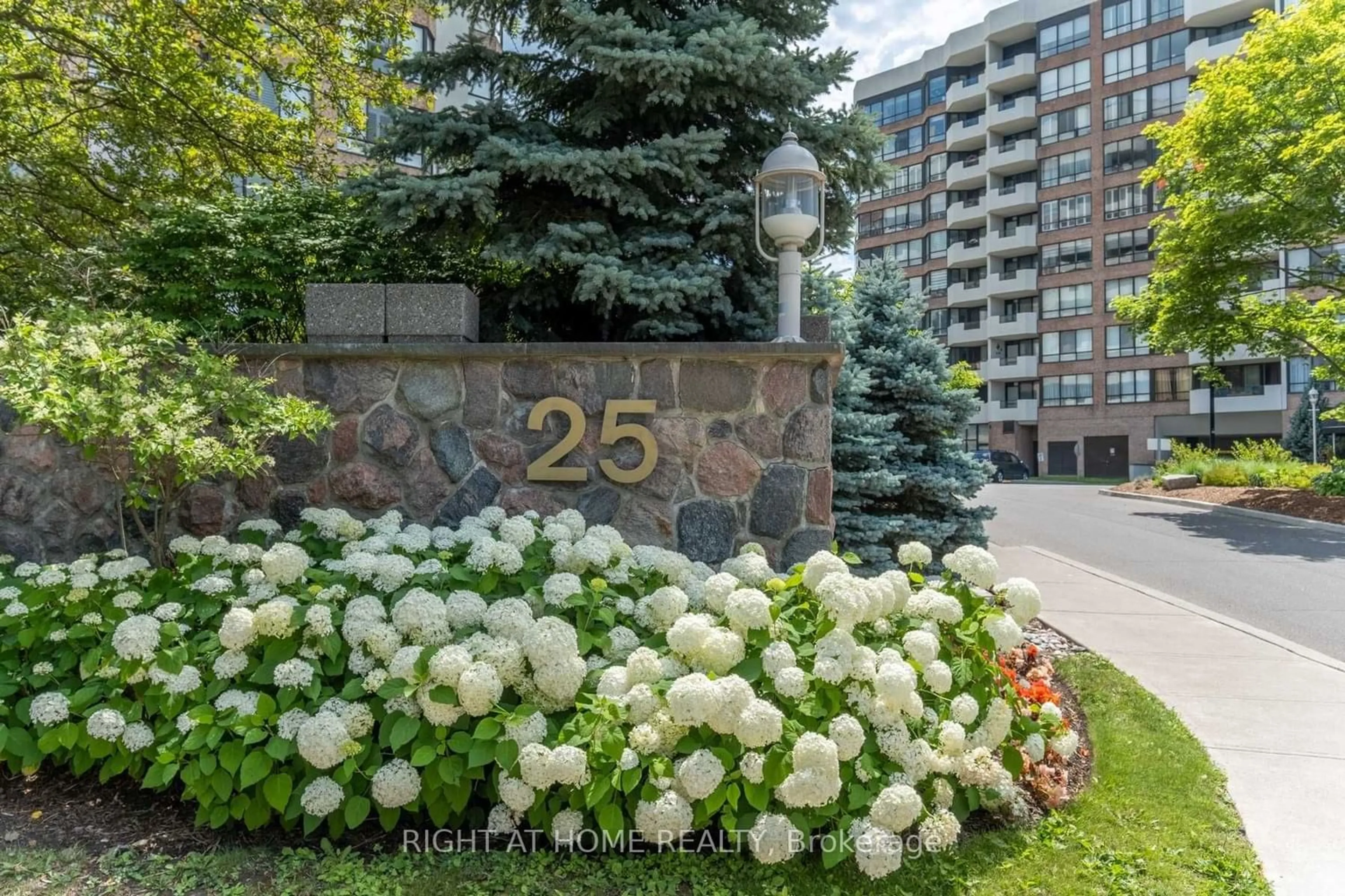 A pic from exterior of the house or condo for 25 Austin Dr #928, Markham Ontario L3R 8H4