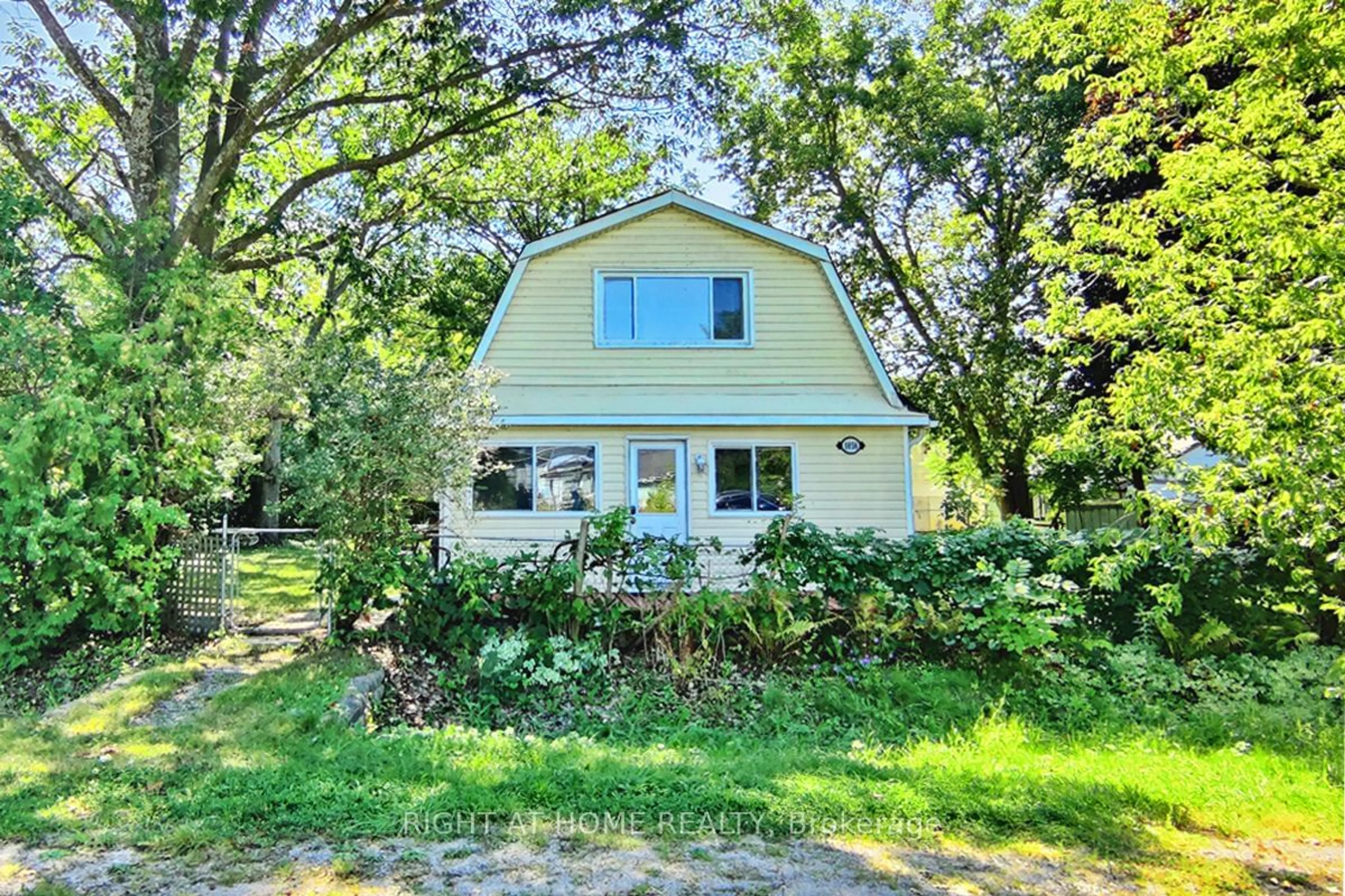 Cottage for 1058 Isabella St, Innisfil Ontario L0L 1C0