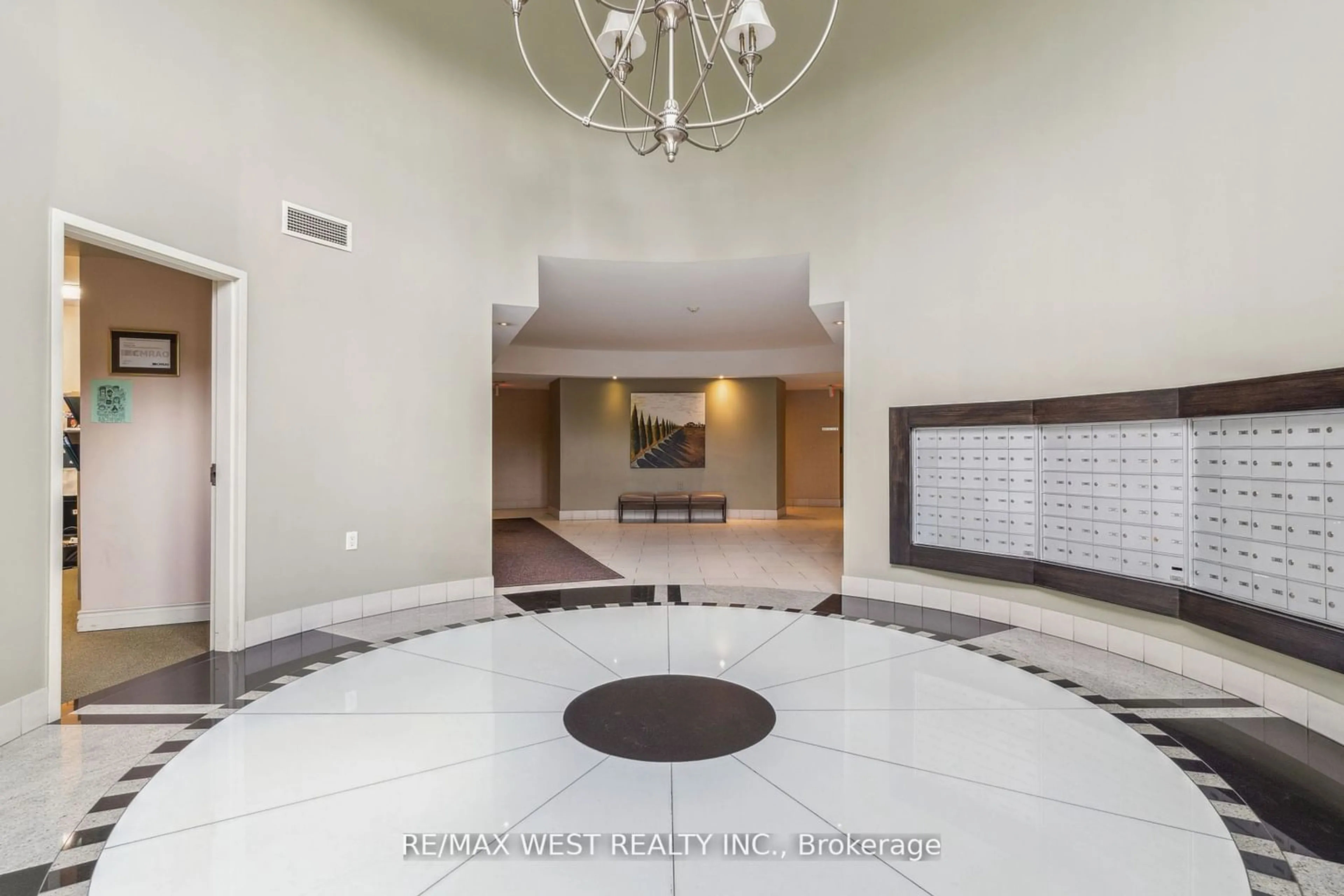 Indoor foyer for 8201 Islington Ave #102, Vaughan Ontario L4L 9S6