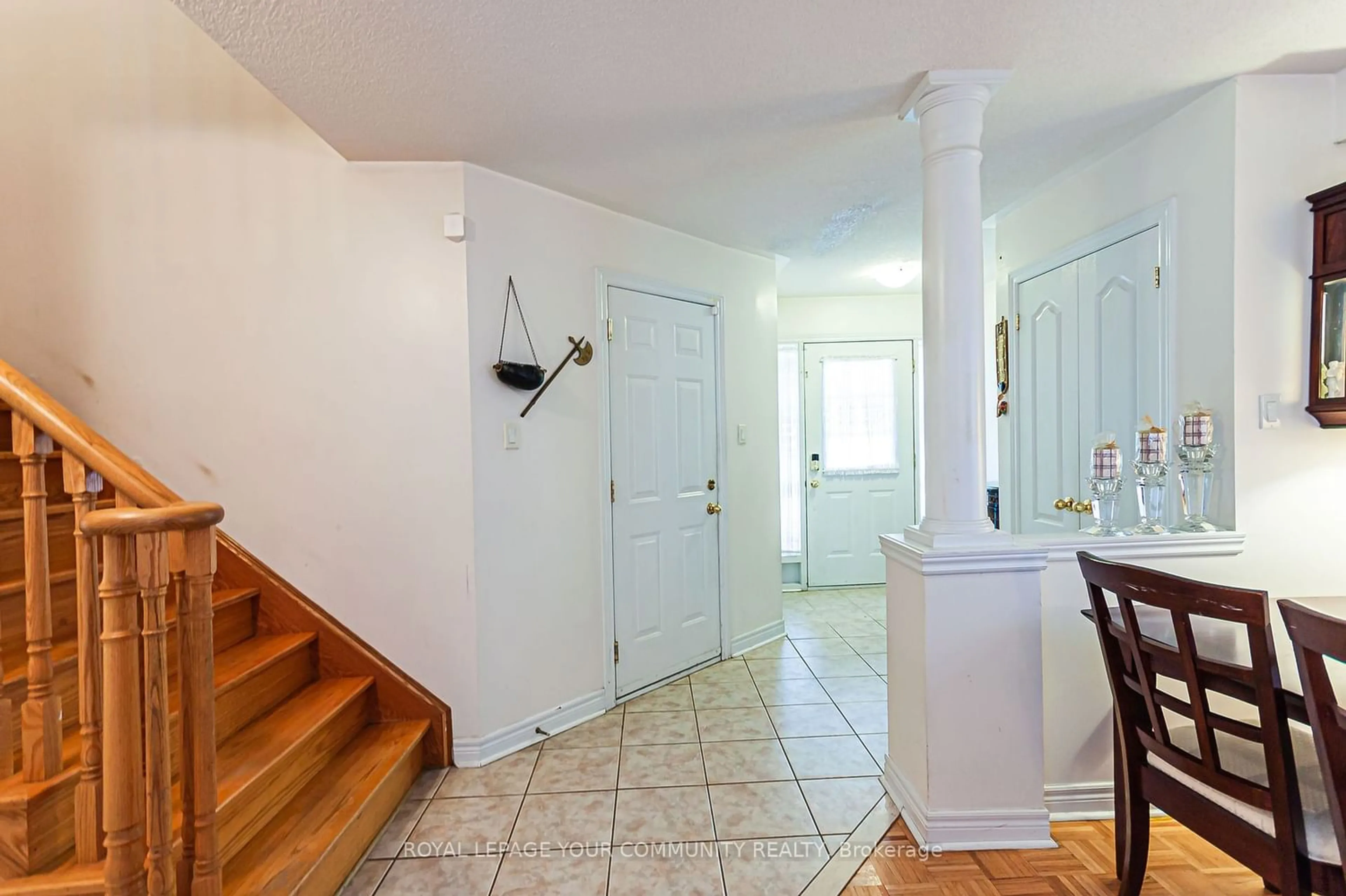 Indoor foyer for 157 Manorheights St, Richmond Hill Ontario L4S 2S8
