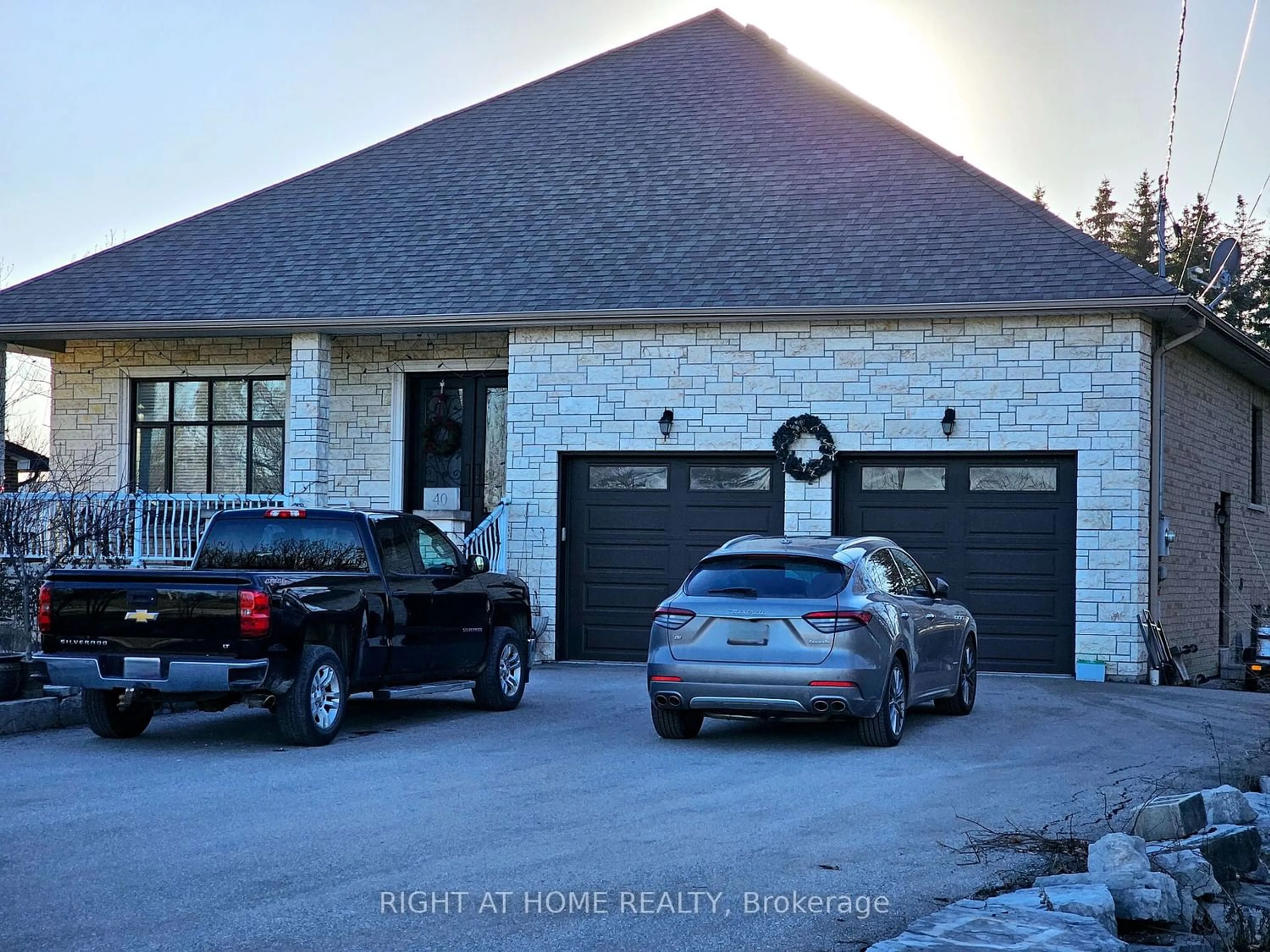 Indoor garage for 40 Simmons St, Vaughan Ontario L4L 1A7