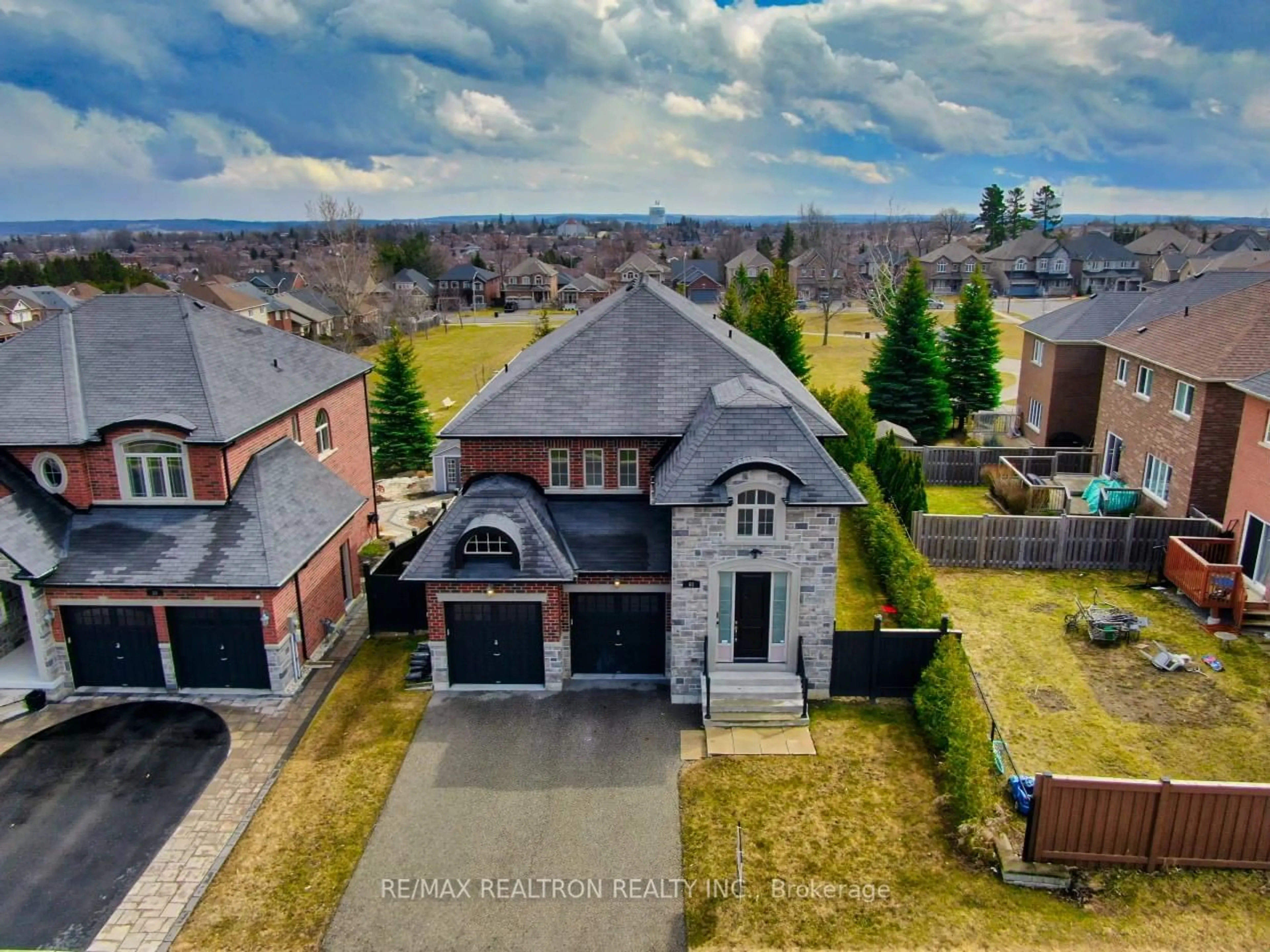 Frontside or backside of a home for 61 Bannerman Dr, Bradford West Gwillimbury Ontario L3Z 3J4