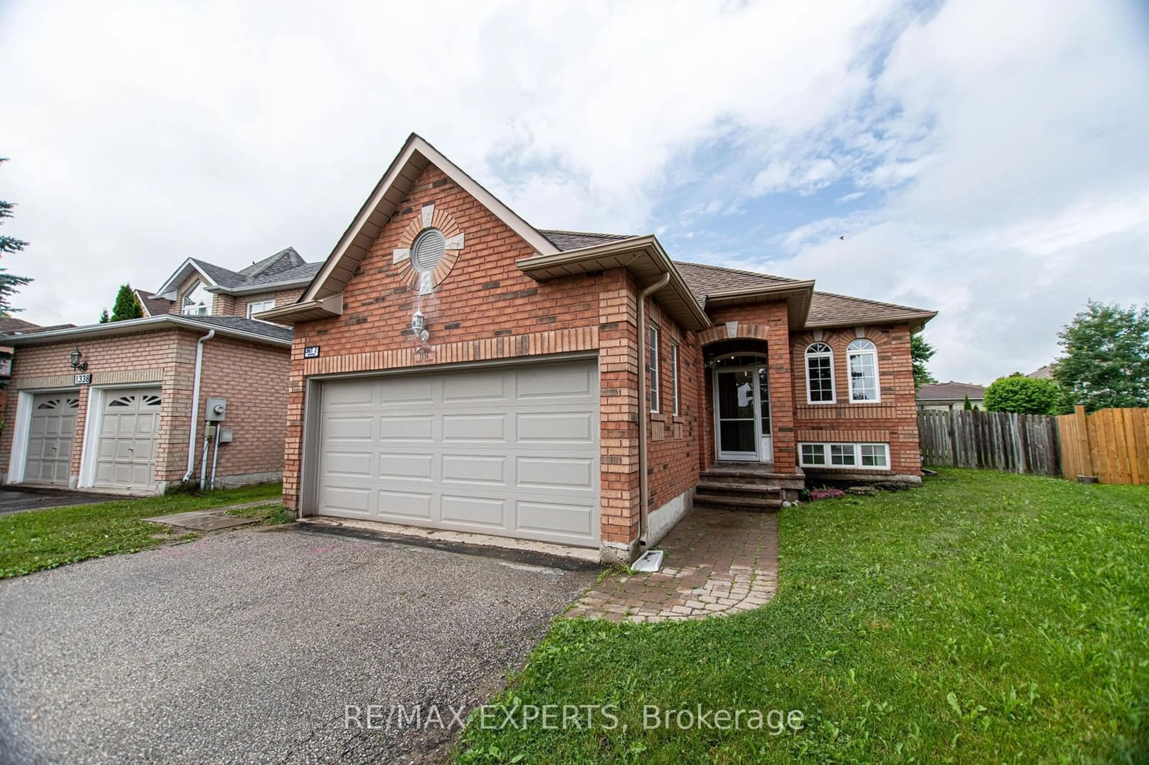 Frontside or backside of a home for 1336 Vincent Cres, Innisfil Ontario L9S 1Z8