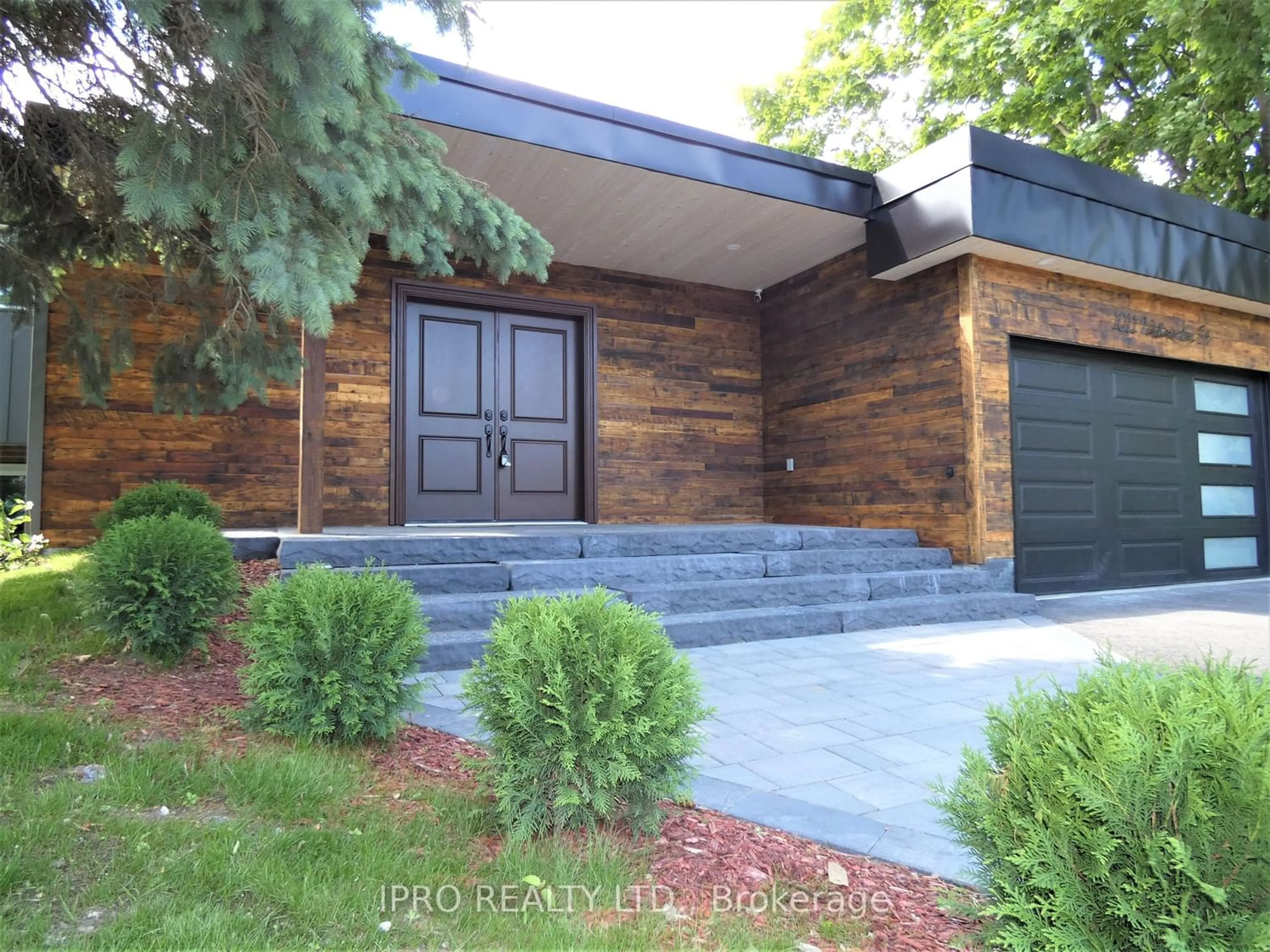 Home with brick exterior material for 1011 Westminister St, Innisfil Ontario L9S 1T8