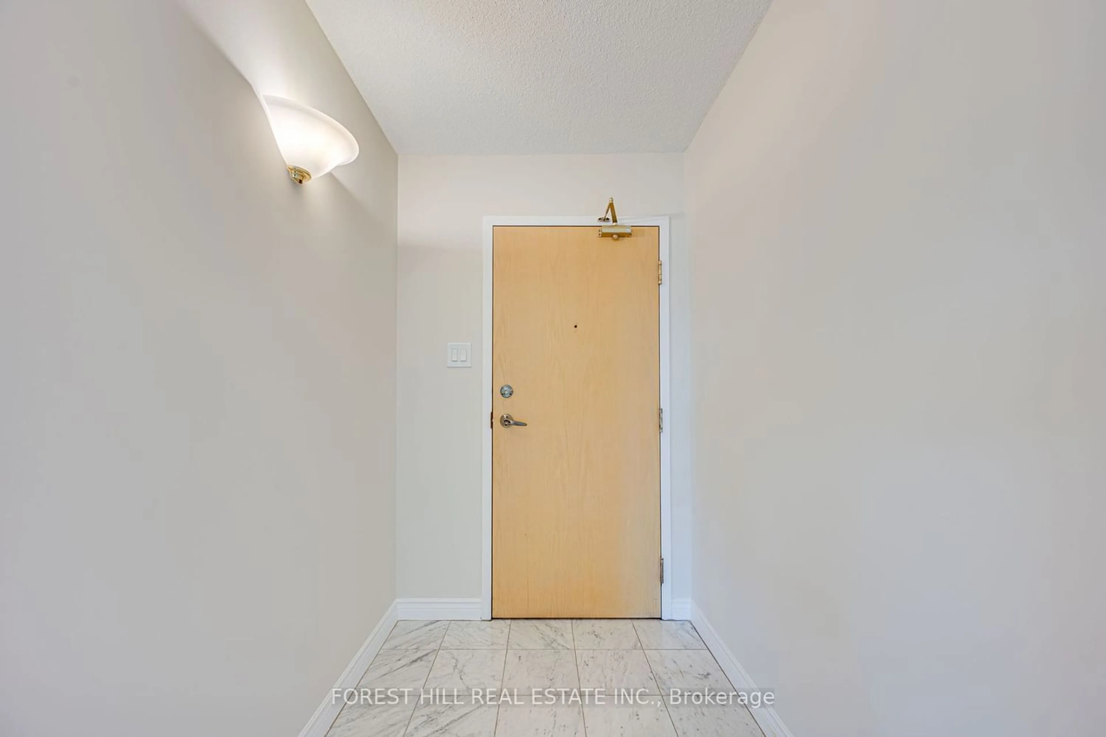 Indoor entryway for 7 Townsgate Dr #304, Vaughan Ontario L4J 7Z9