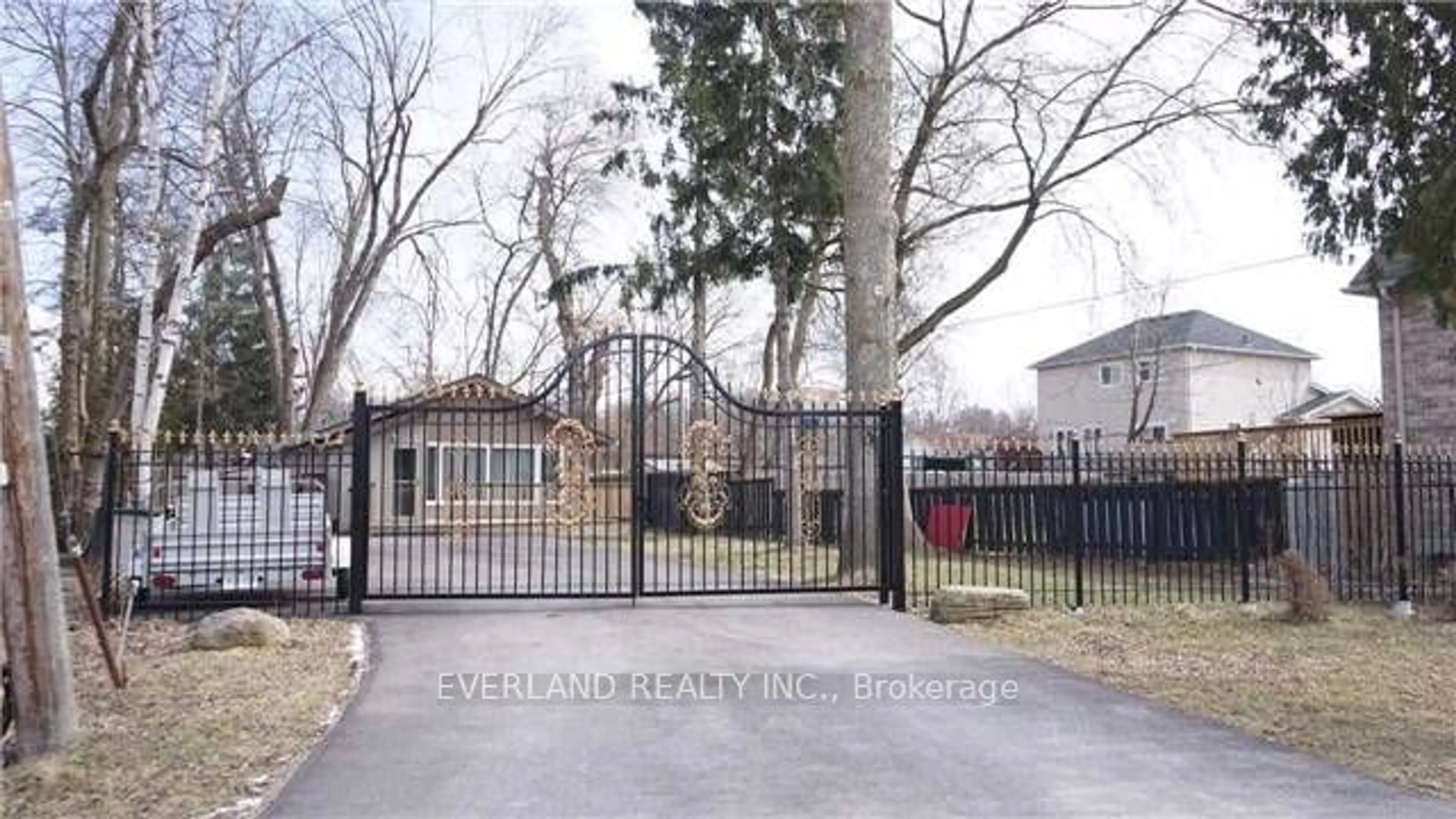 Fenced yard for 477 Lake Dr, Georgina Ontario L4P 1R3