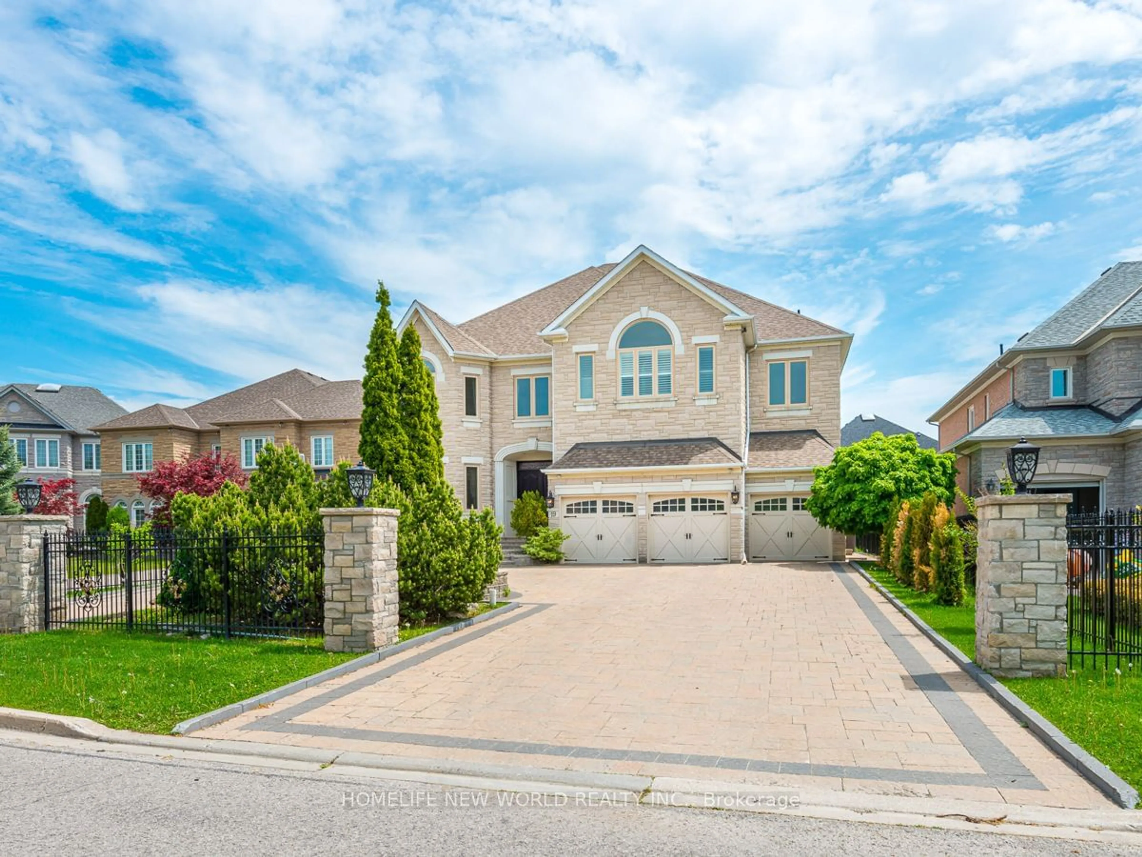 Frontside or backside of a home for 19 Alessia Crt, Richmond Hill Ontario L4B 3Z5