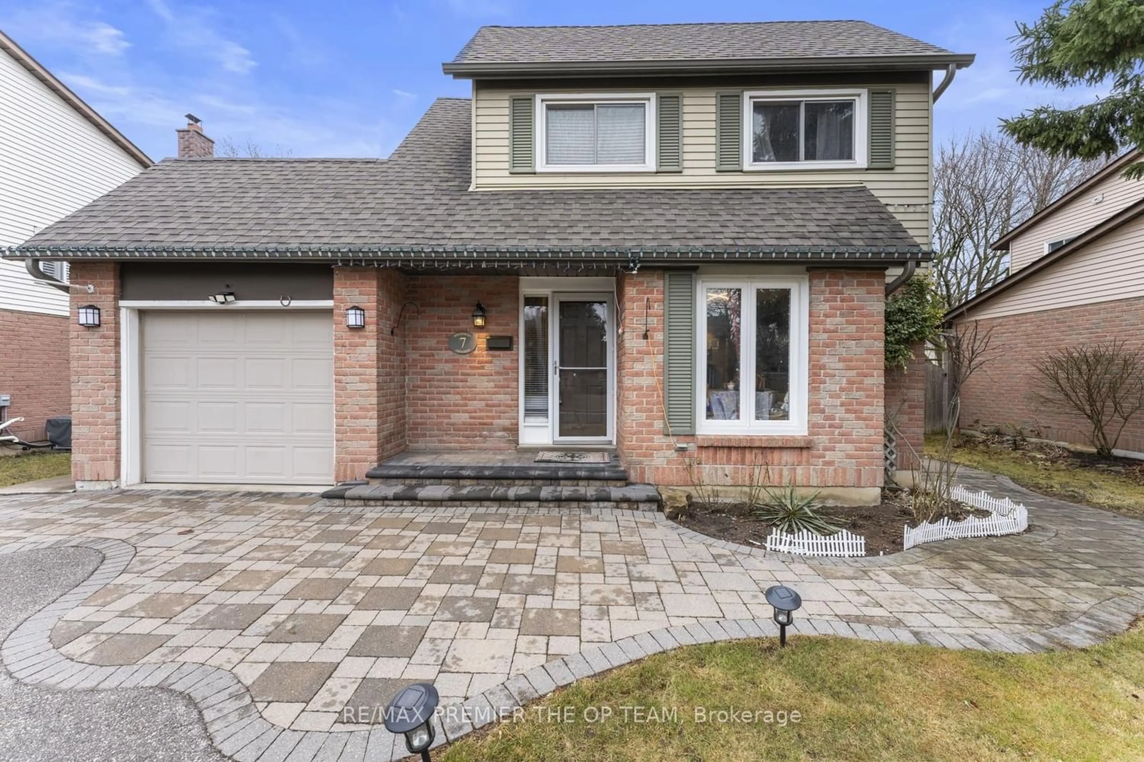 Home with brick exterior material for 7 Springburn Cres, Aurora Ontario L4G 3P4