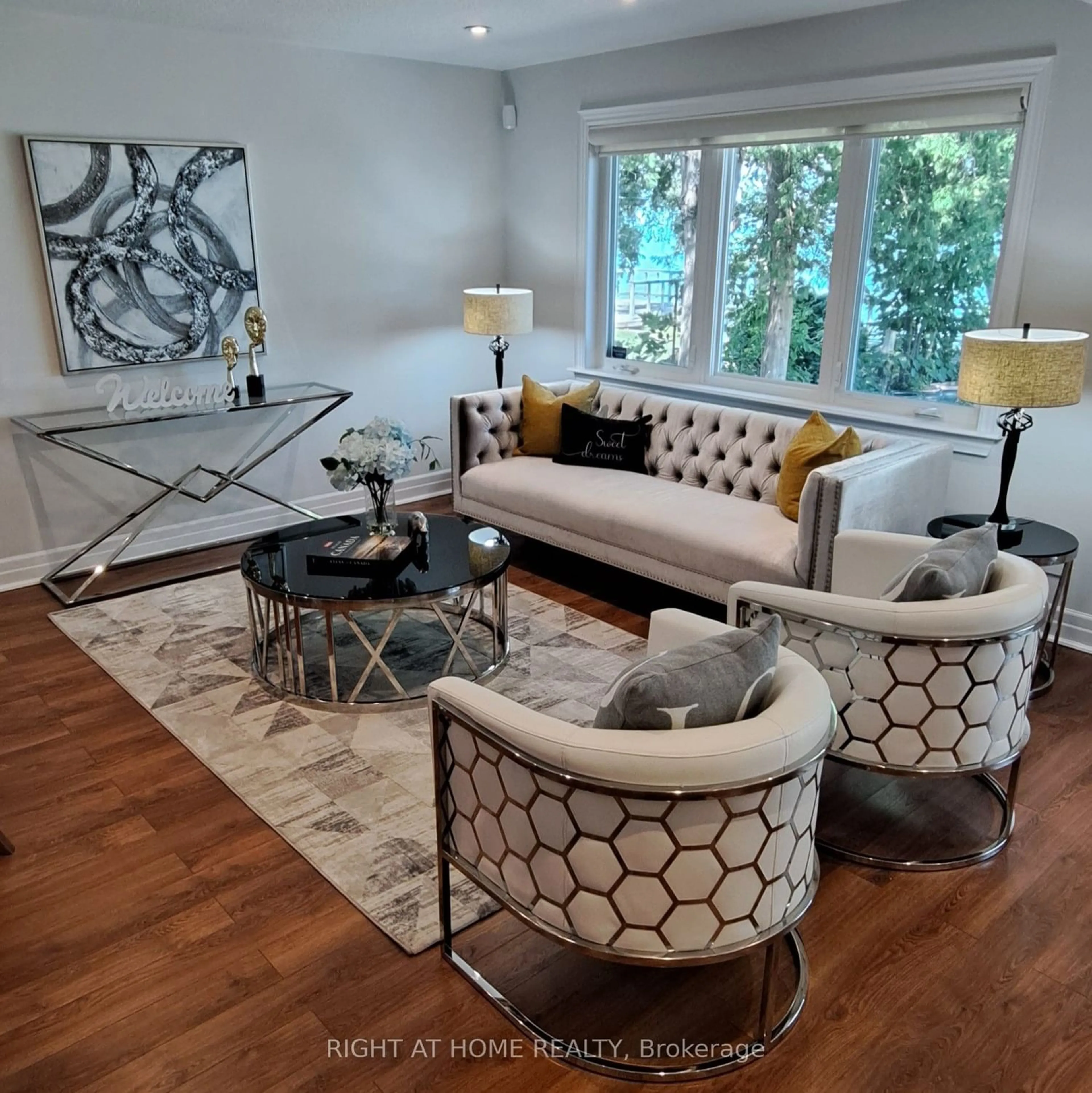 Living room for 643 Lakelands Ave, Innisfil Ontario L9S 4E5