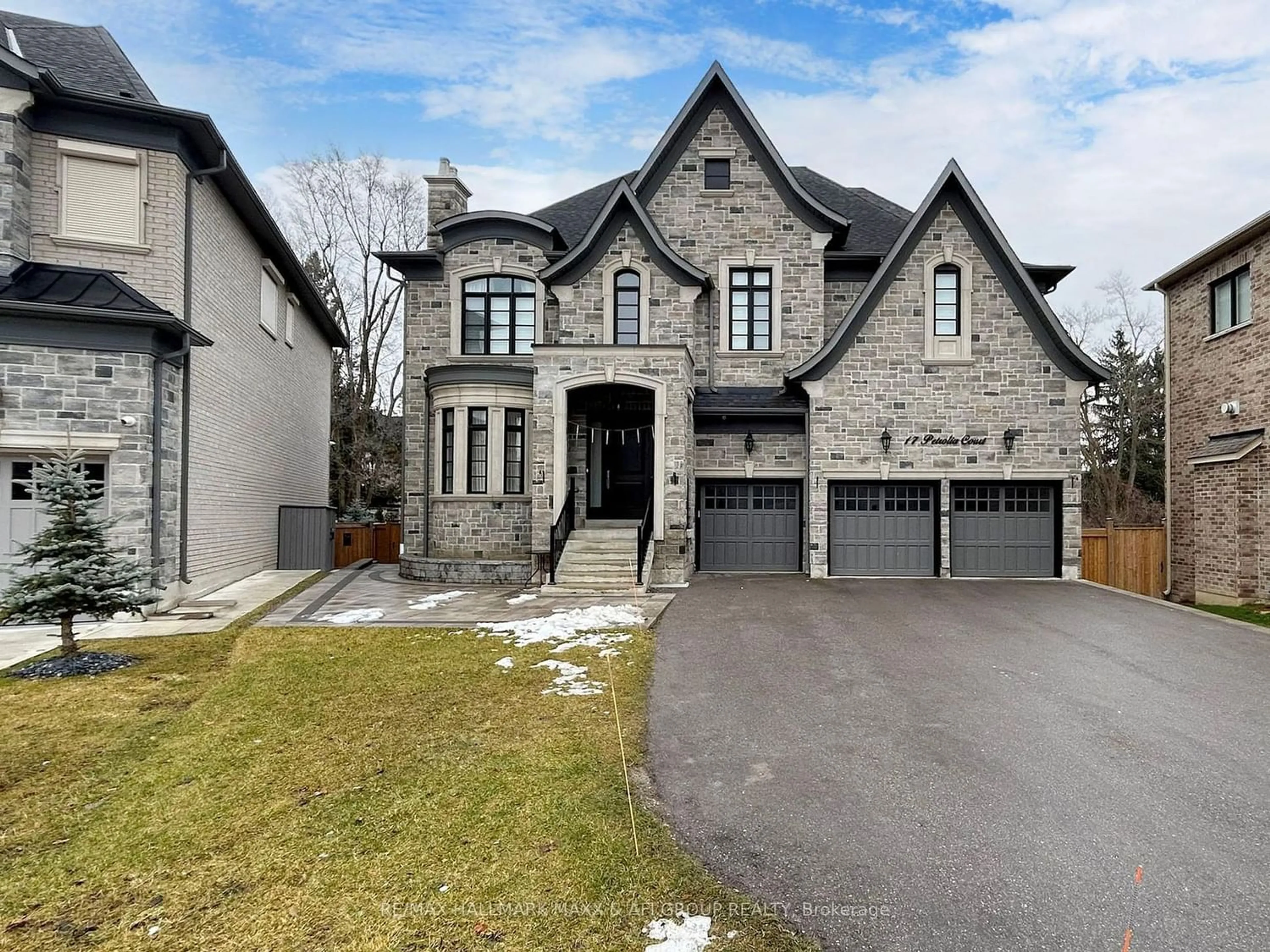 Home with brick exterior material for 17 Petrolia Crt, Richmond Hill Ontario L4C 0C2