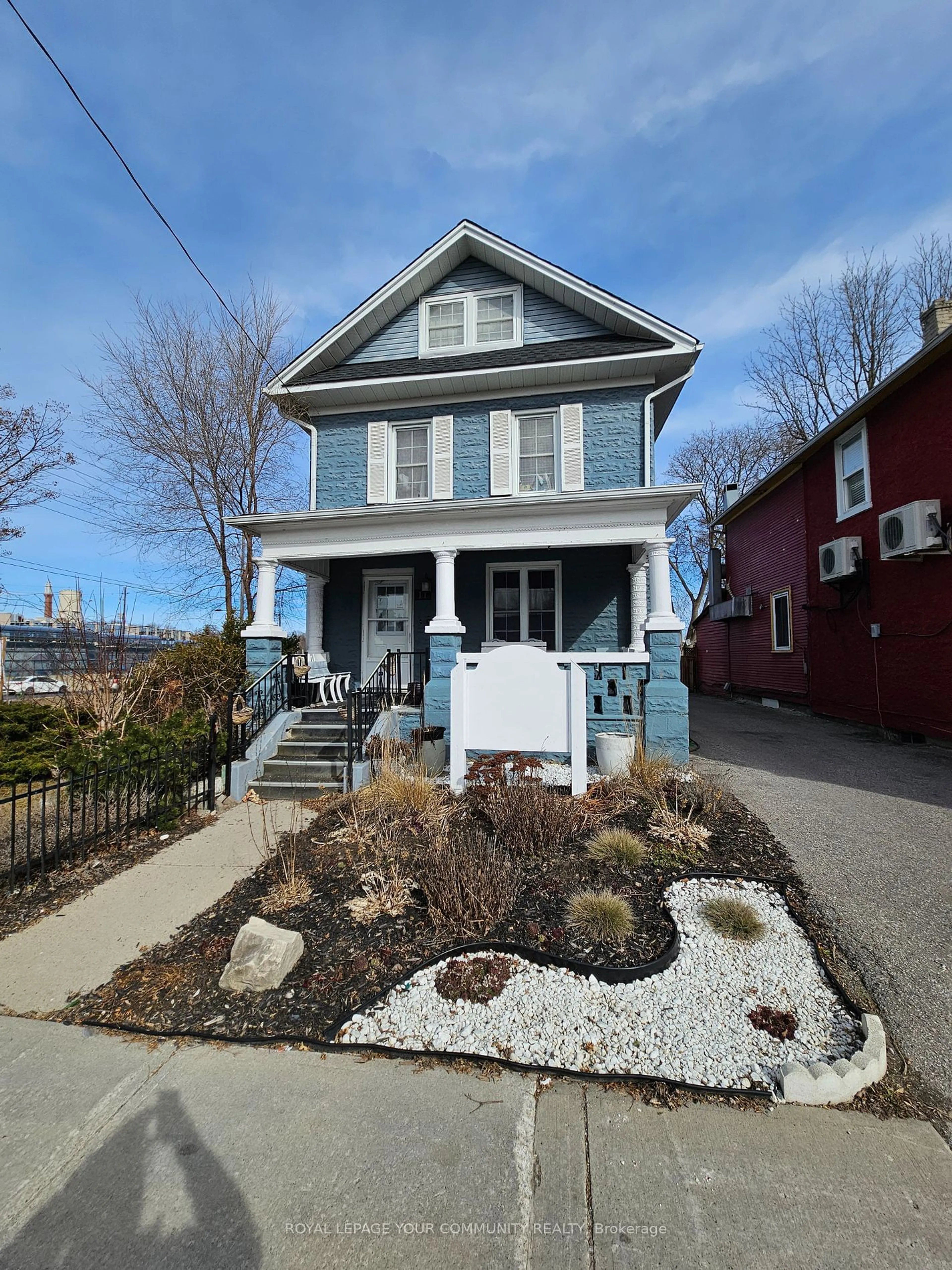 Home with vinyl exterior material, street for 11 Main St, Newmarket Ontario L3Y 3Y1