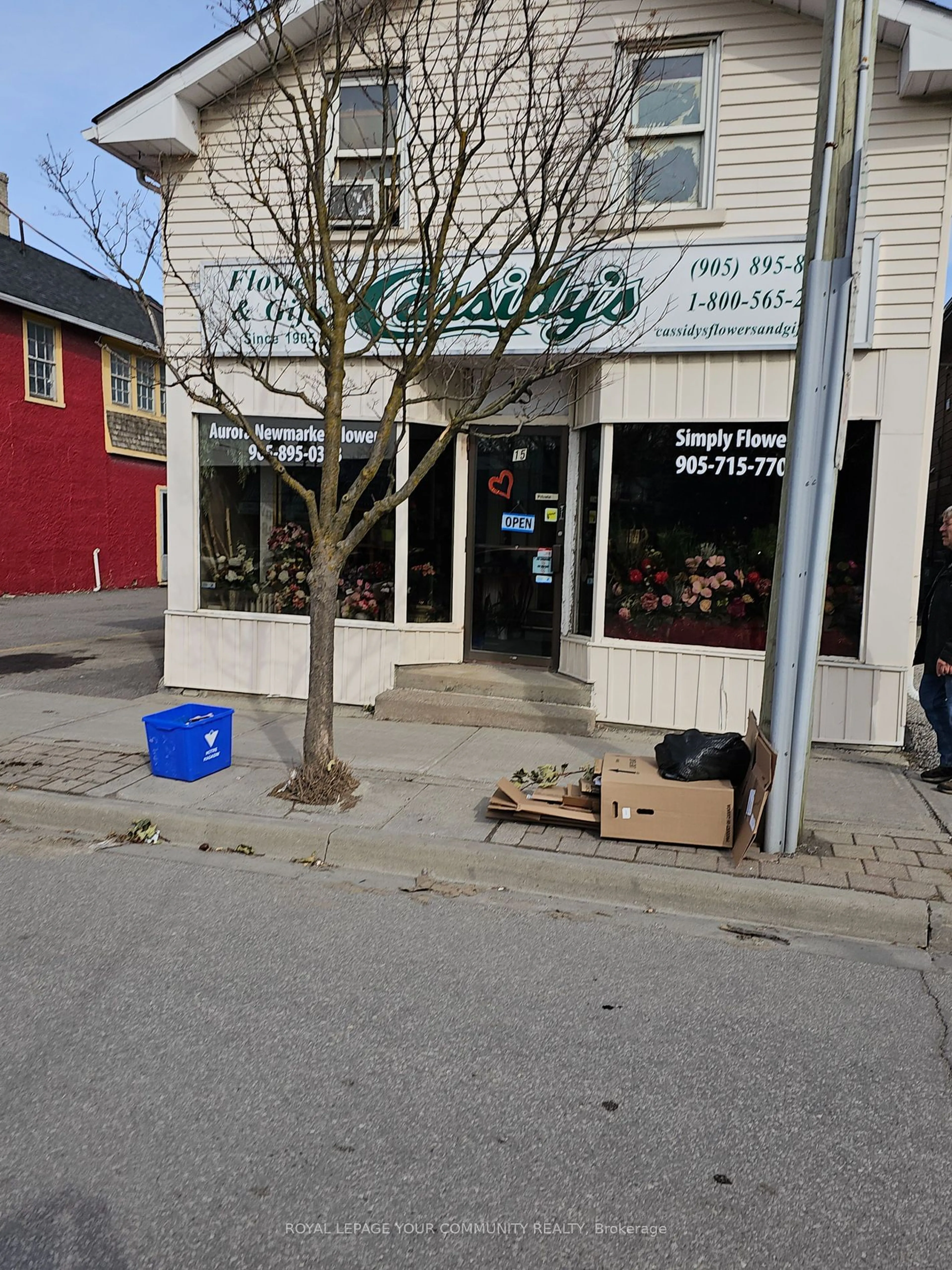 Patio, the street view for 15 Main St, Newmarket Ontario L3Y 3Y1