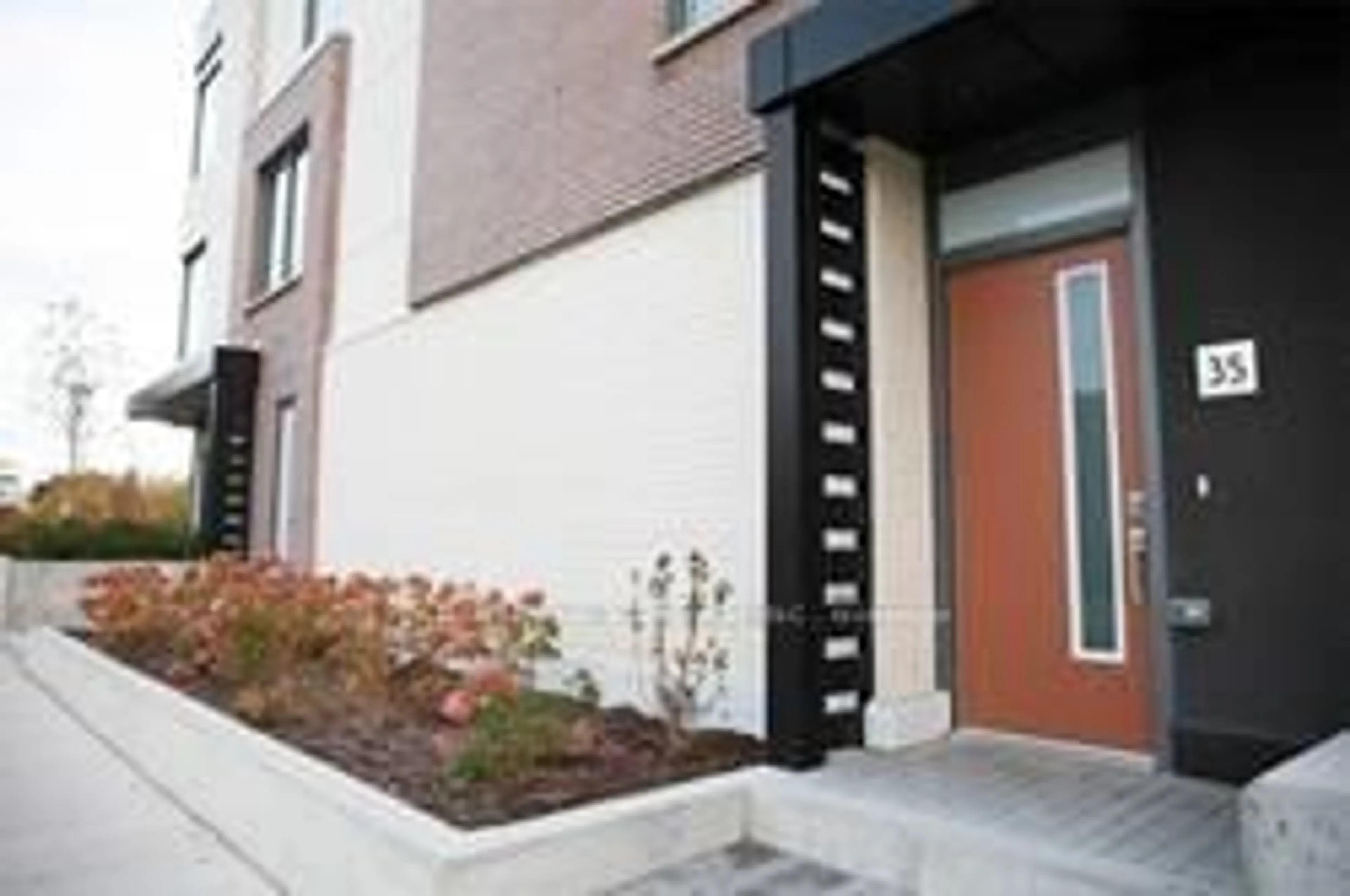 A pic from exterior of the house or condo for 1050 Portage Pkwy #35, Vaughan Ontario L4K 0K3
