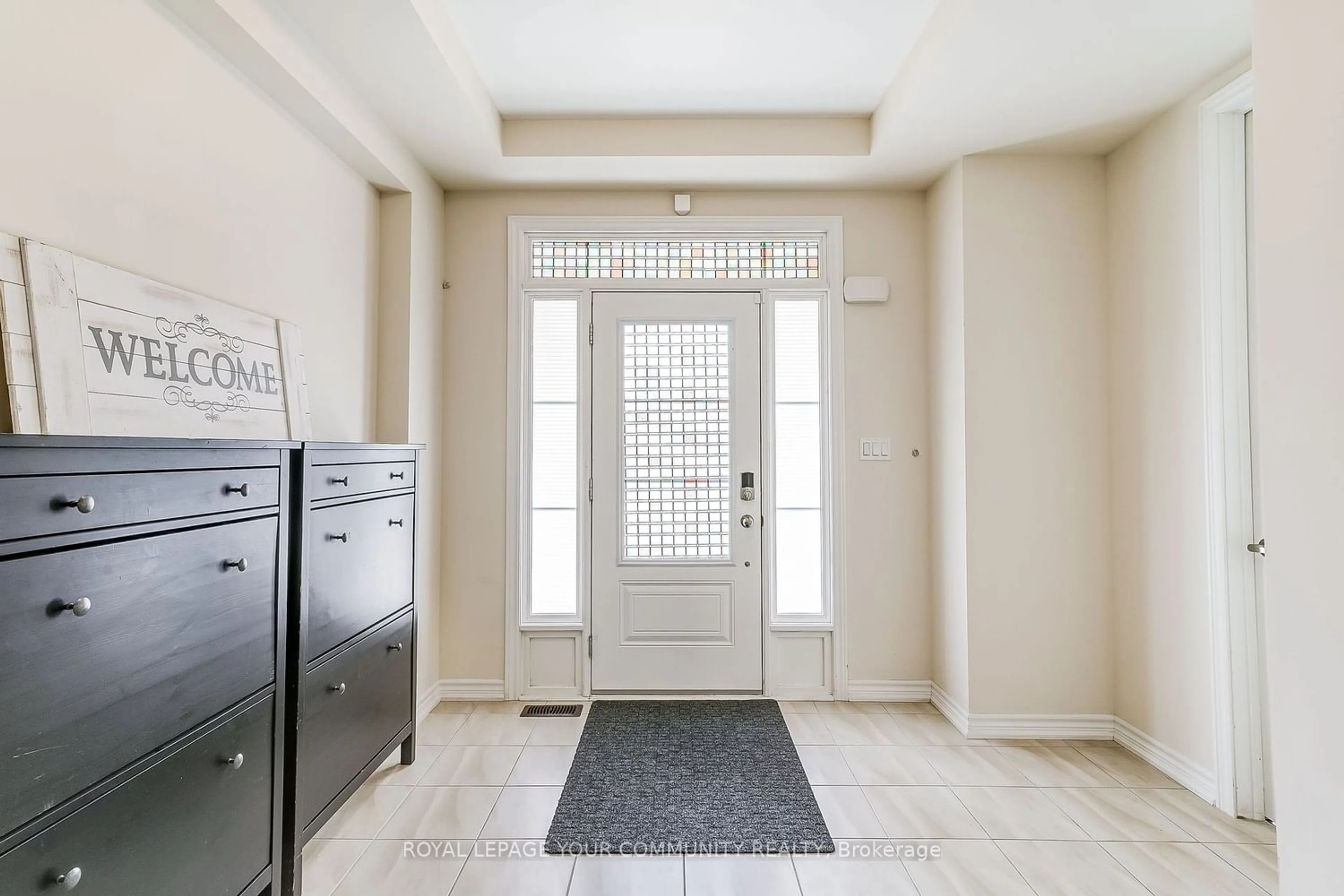 Indoor entryway for 295 Reg Harrison Tr, Newmarket Ontario L3X 0M2