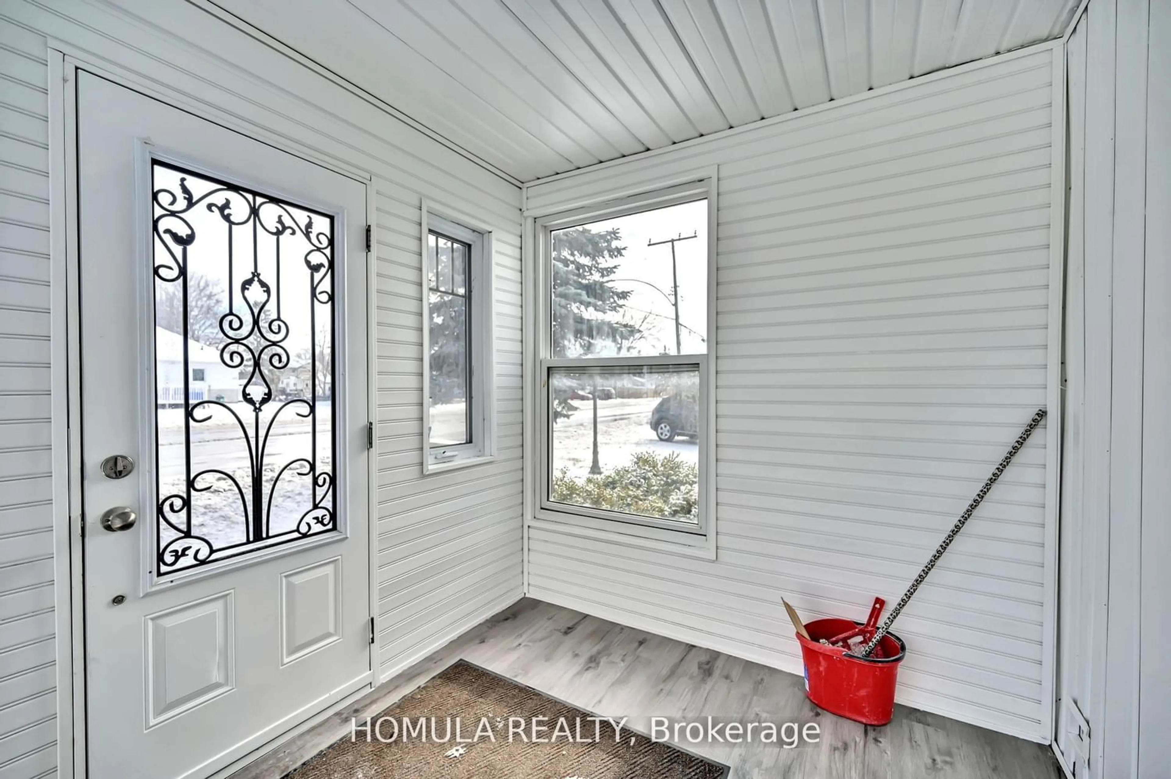 Indoor entryway for 358 The Queensway, Georgina Ontario L4P 2C2