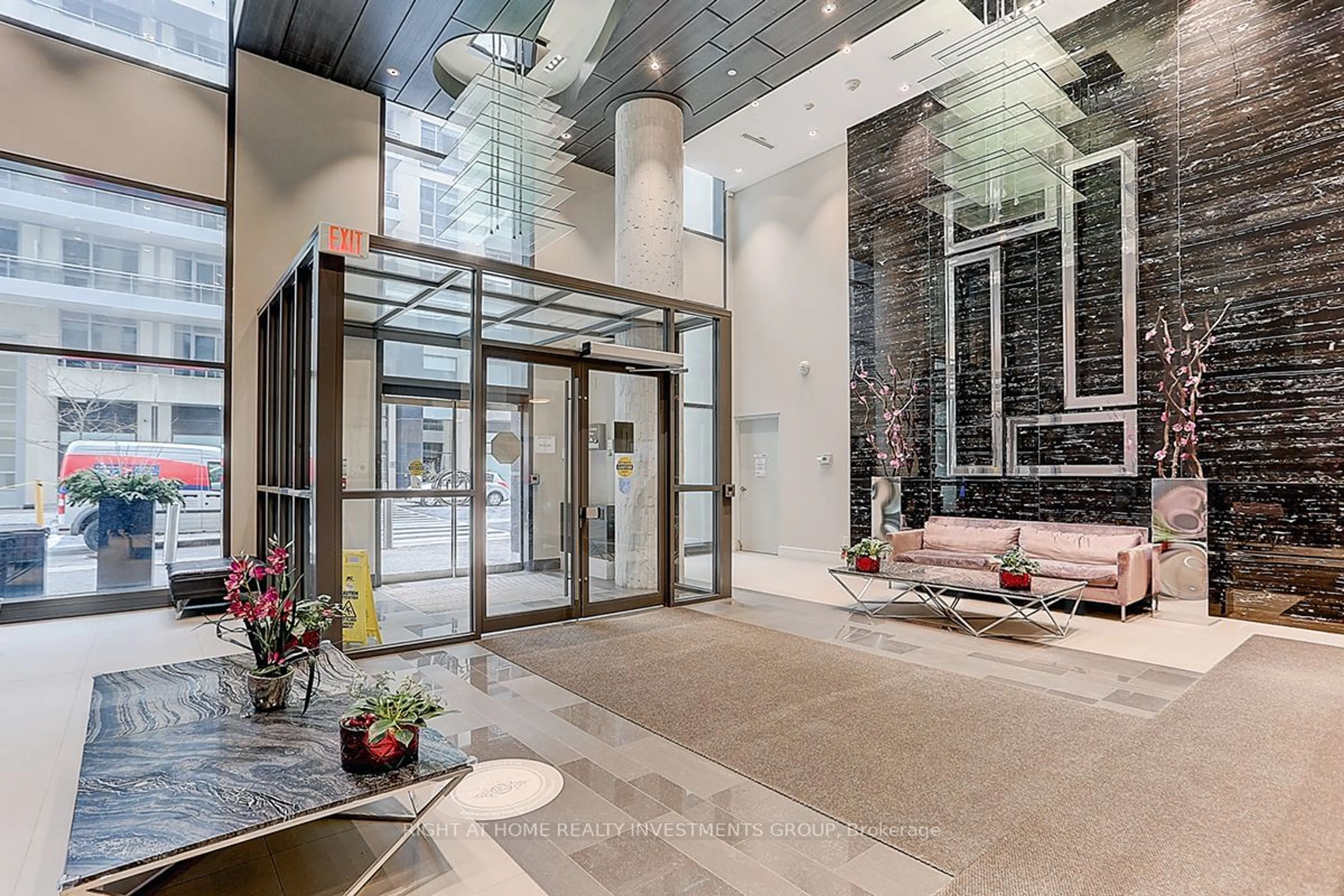 Indoor lobby for 9205 Yonge St #1713, Richmond Hill Ontario L4C 6Z2