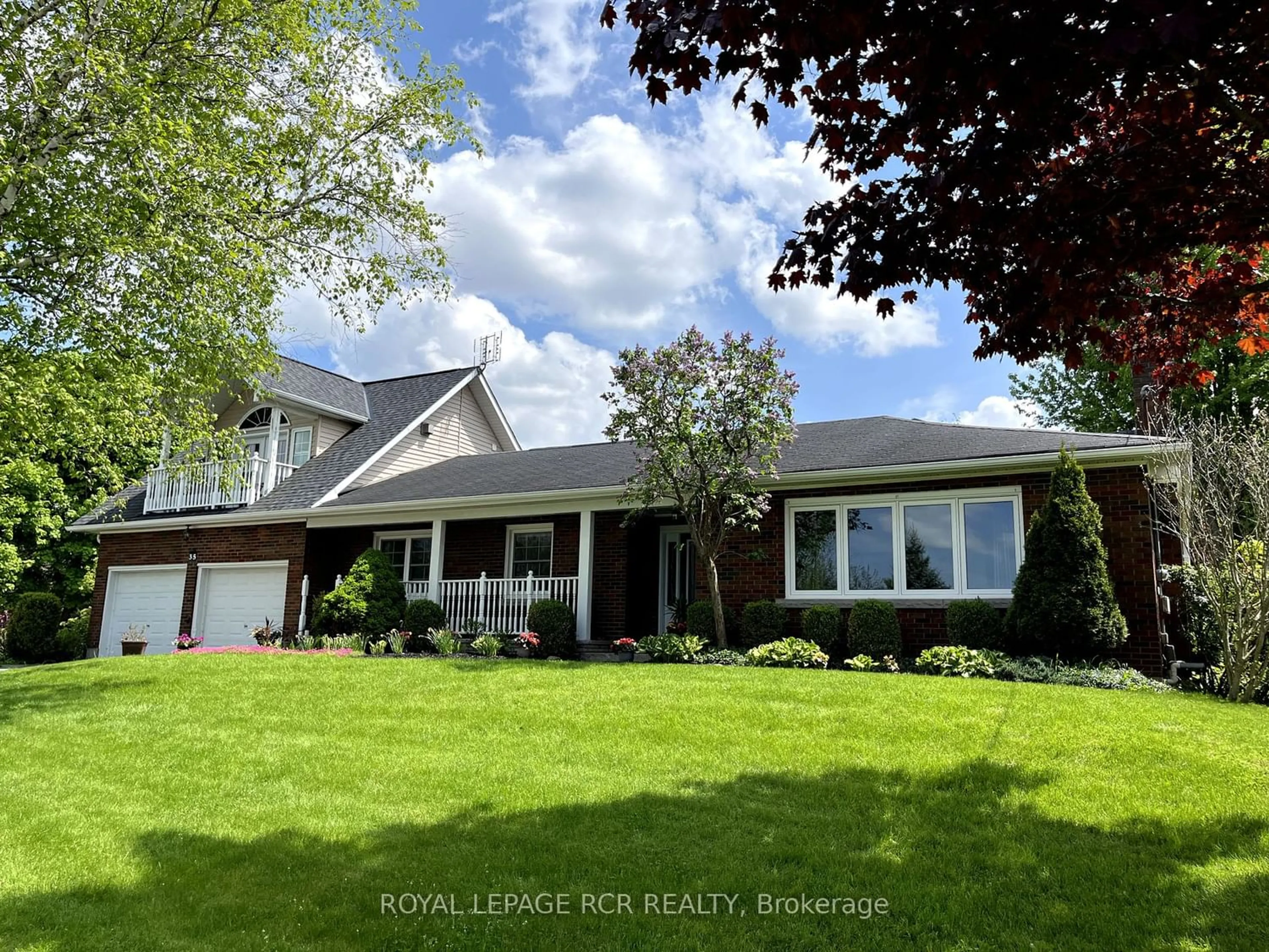 Home with brick exterior material for 35 Milne Lane, East Gwillimbury Ontario L0G 1R0