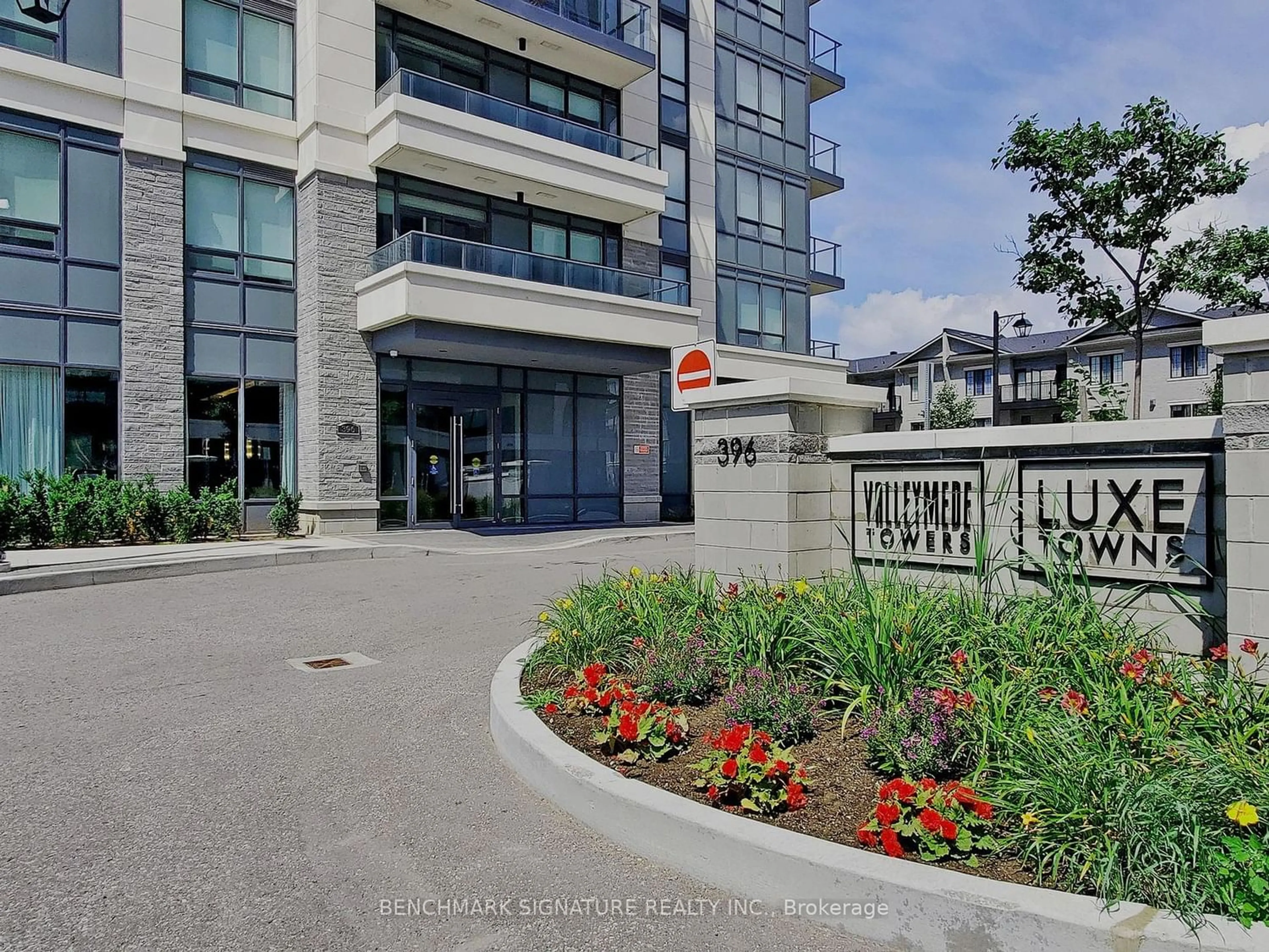 A pic from exterior of the house or condo for 396 Highway 7 #812, Richmond Hill Ontario L4B 0G7
