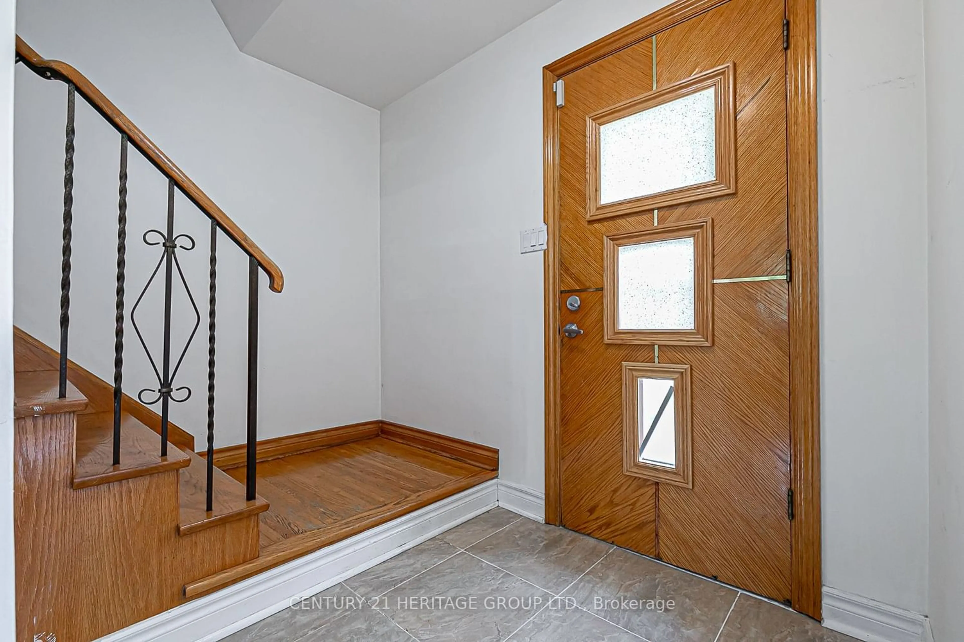 Indoor entryway for 146 Doncaster Ave, Markham Ontario L3T 1L3