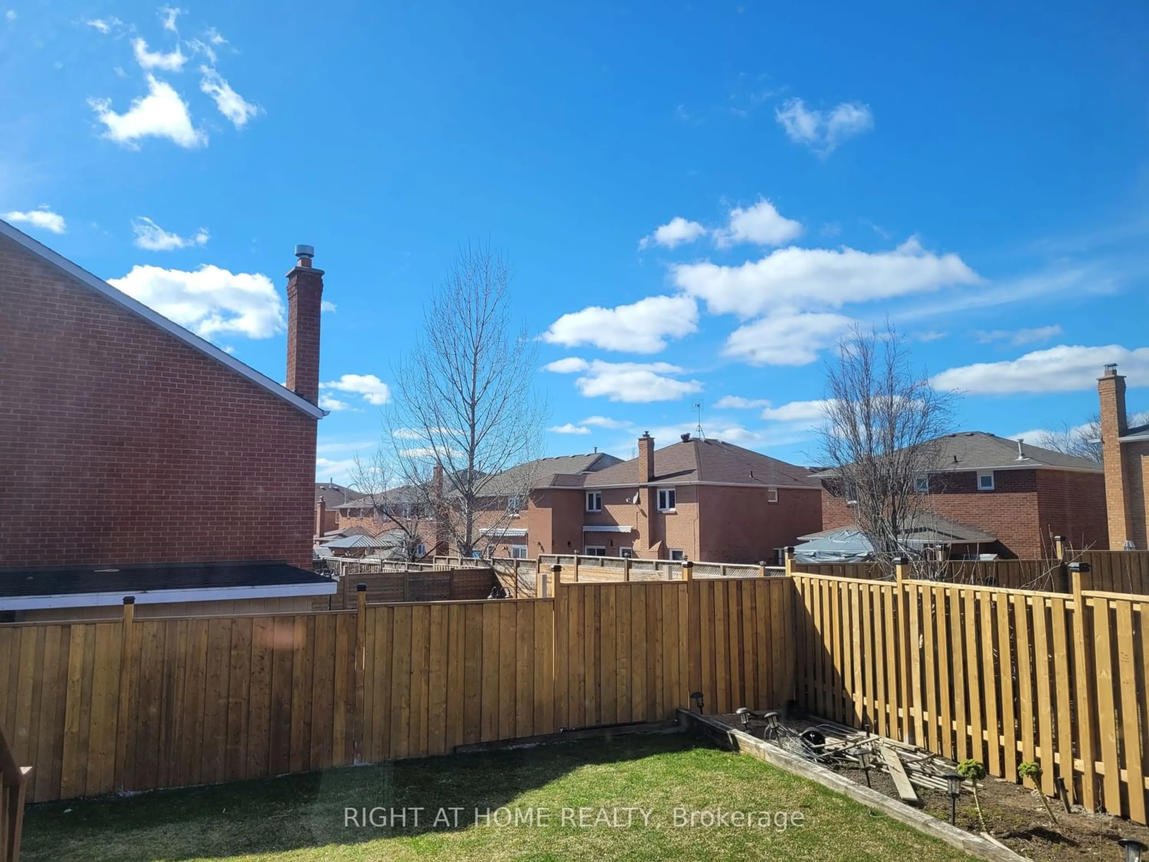 Fenced yard for 314 Greenock Dr, Vaughan Ontario L6A 1V5
