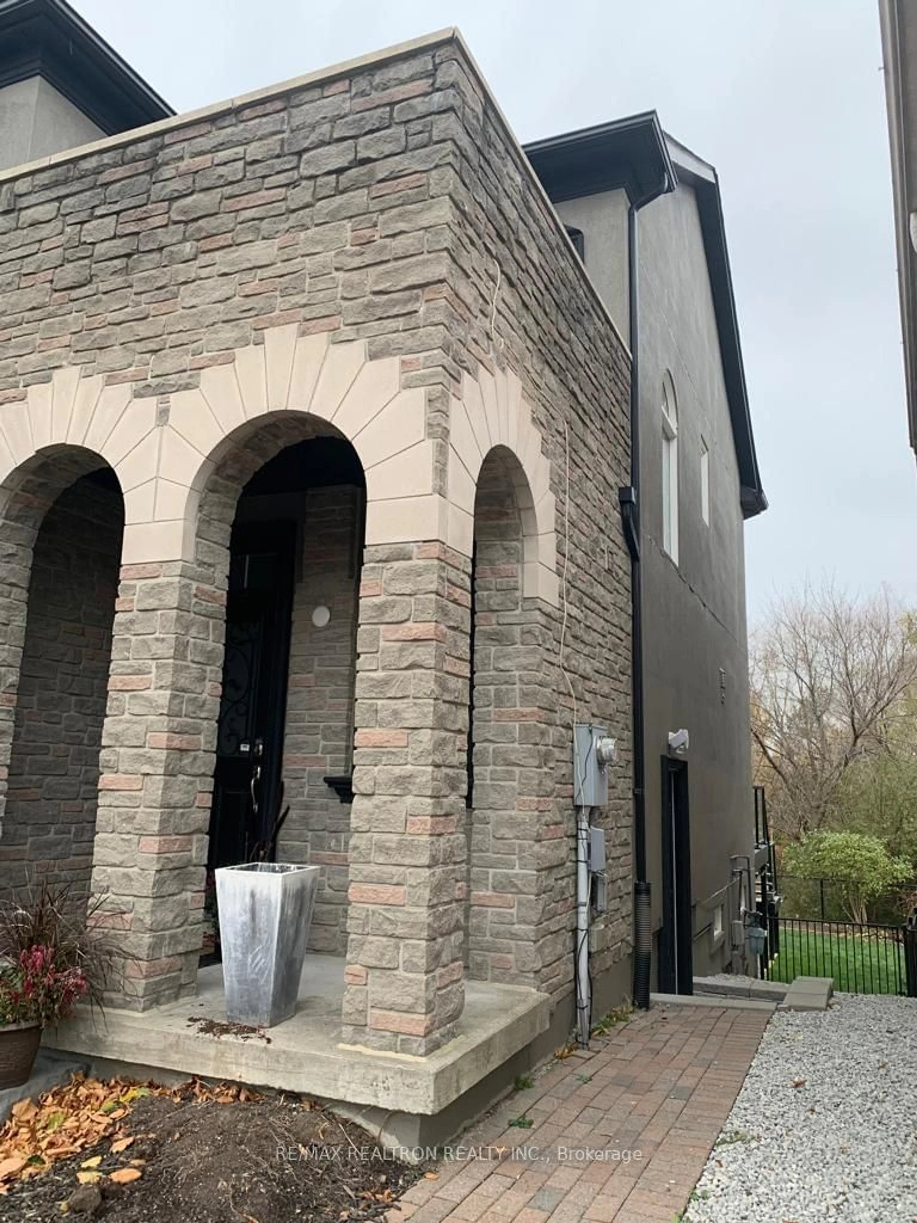 Home with brick exterior material for 34 Willow Tree St, Vaughan Ontario L6A 2S2