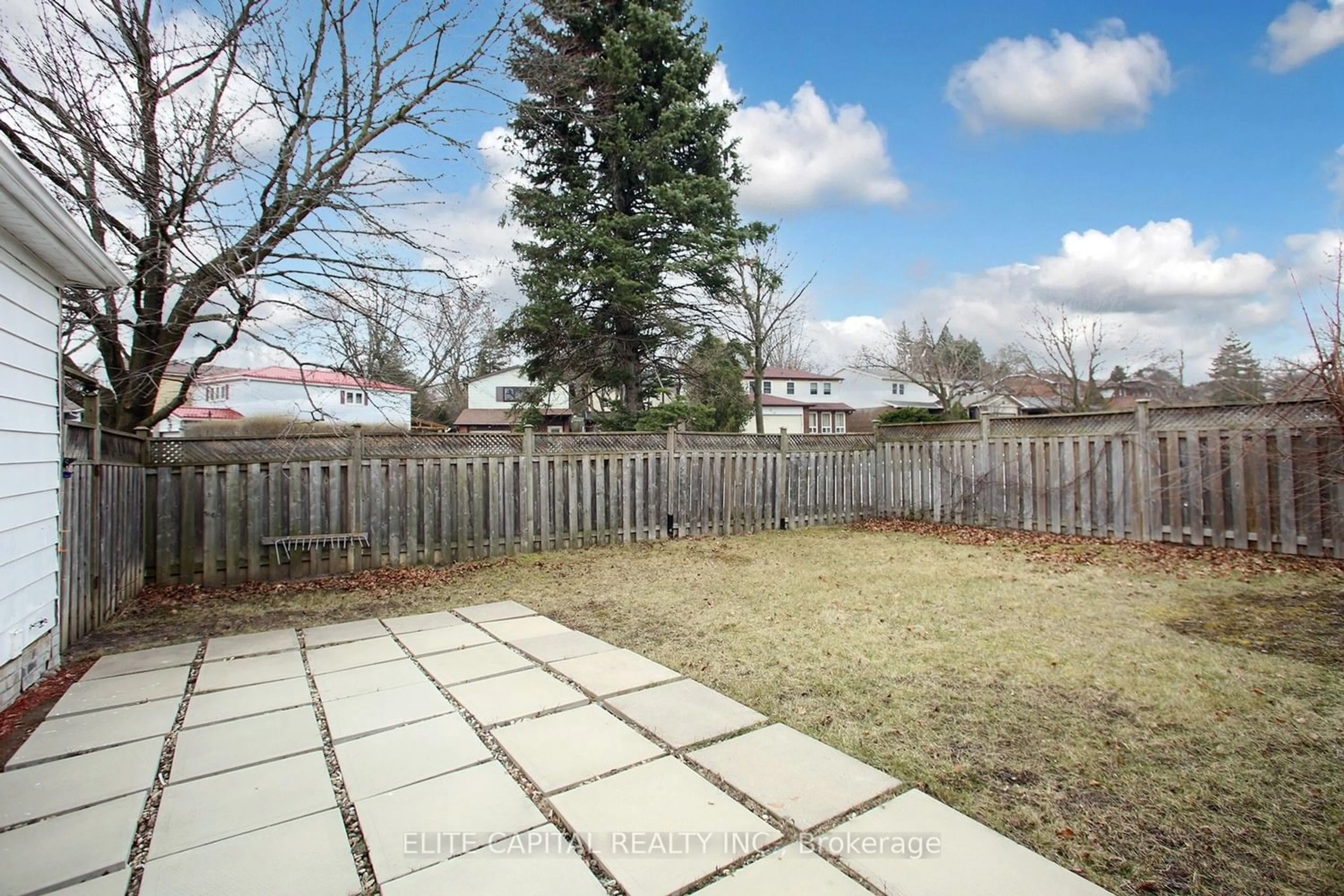 Fenced yard for 225 Snowshoe Cres, Markham Ontario L3T 4N2