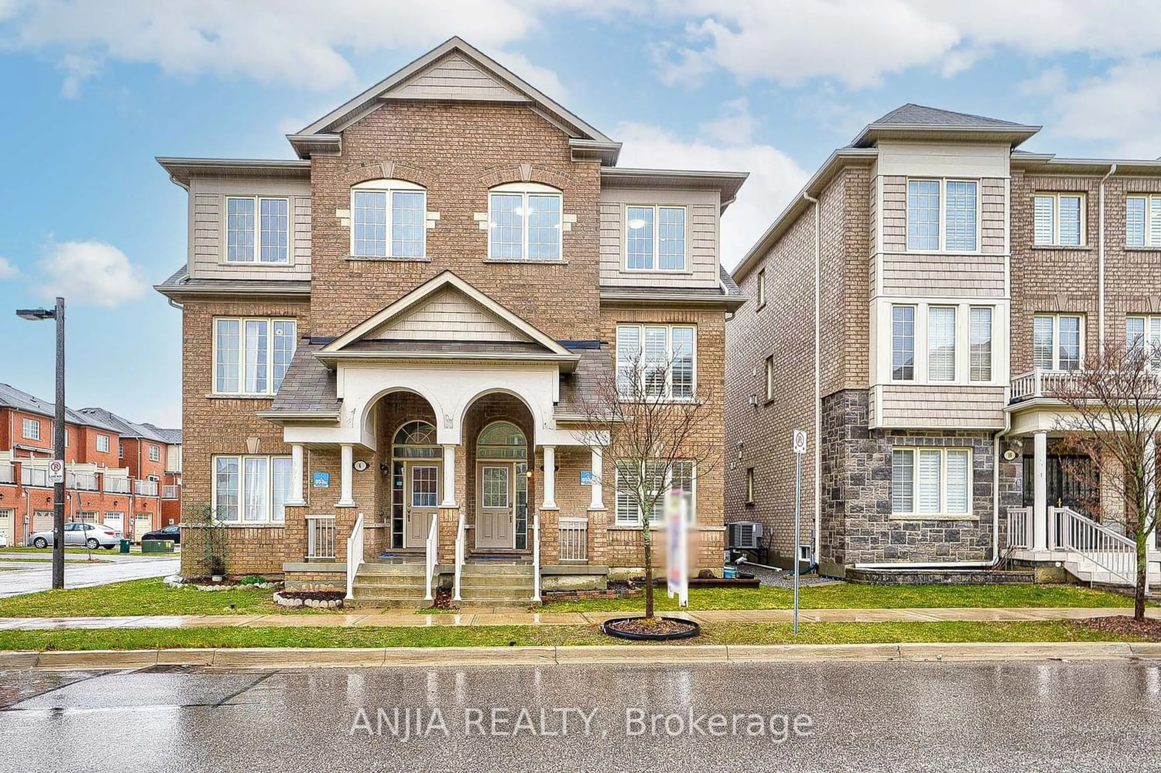 A pic from exterior of the house or condo for 8 Highbury Crt, Markham Ontario L6B 1J7