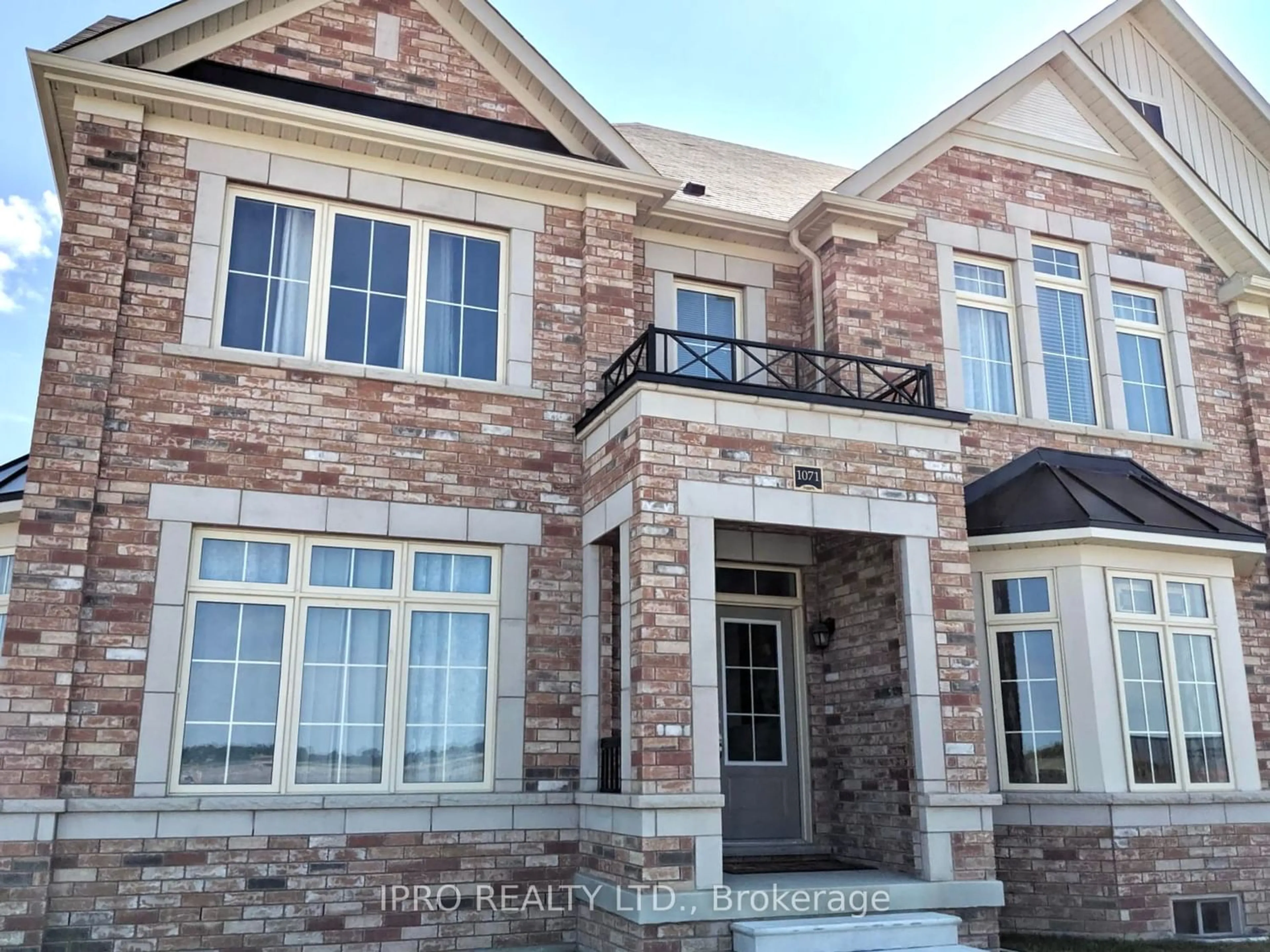 Home with brick exterior material for 1071 Cole St, Innisfil Ontario L0L 1W0