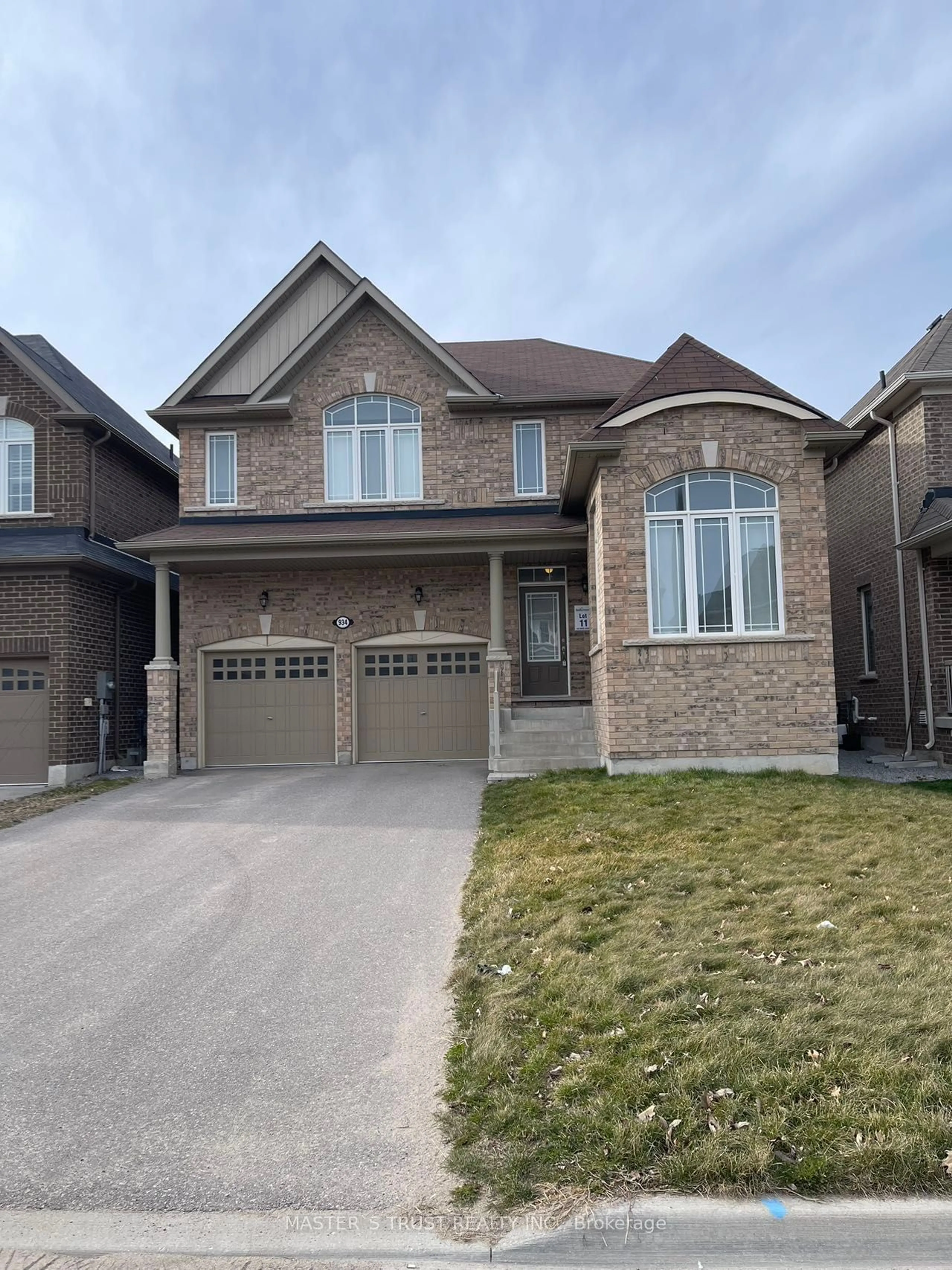 Frontside or backside of a home for 934 Green St, Innisfil Ontario L0L 1W0