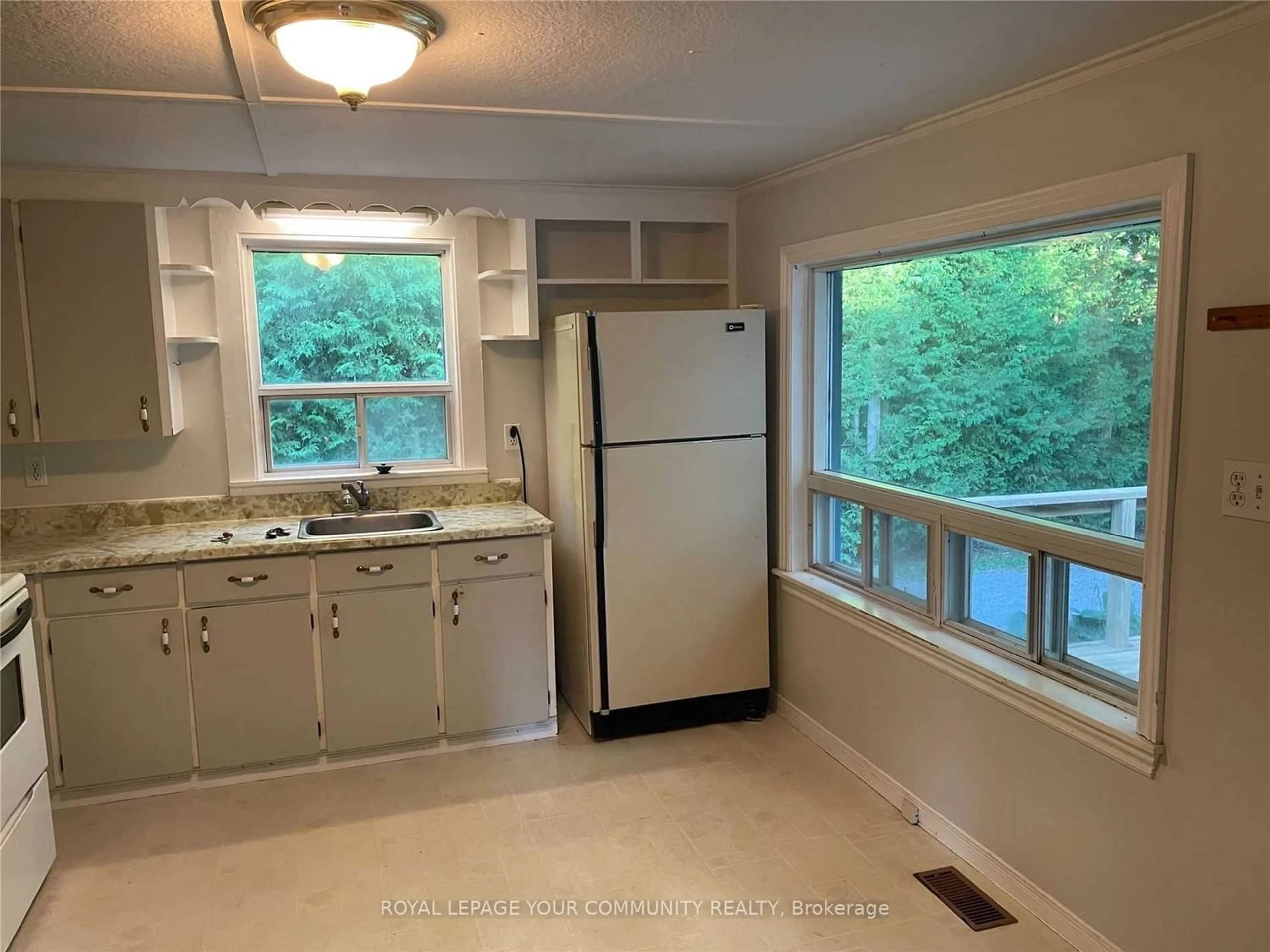 Kitchen with laundary machines for 51 Burke St, Georgina Ontario L0E 1R0