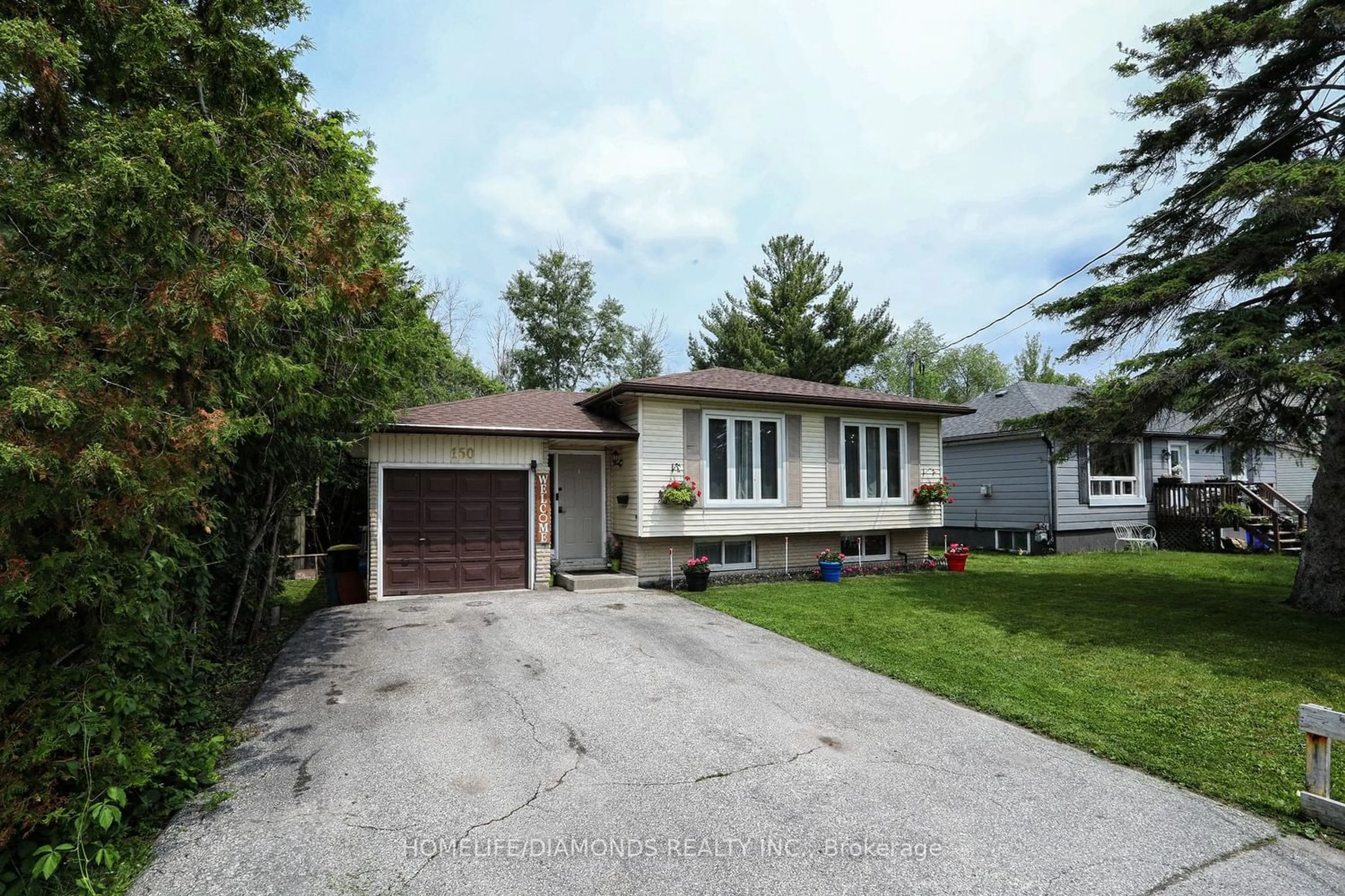 Outside view for 150 Bayview Ave, Georgina Ontario L4P 2S9