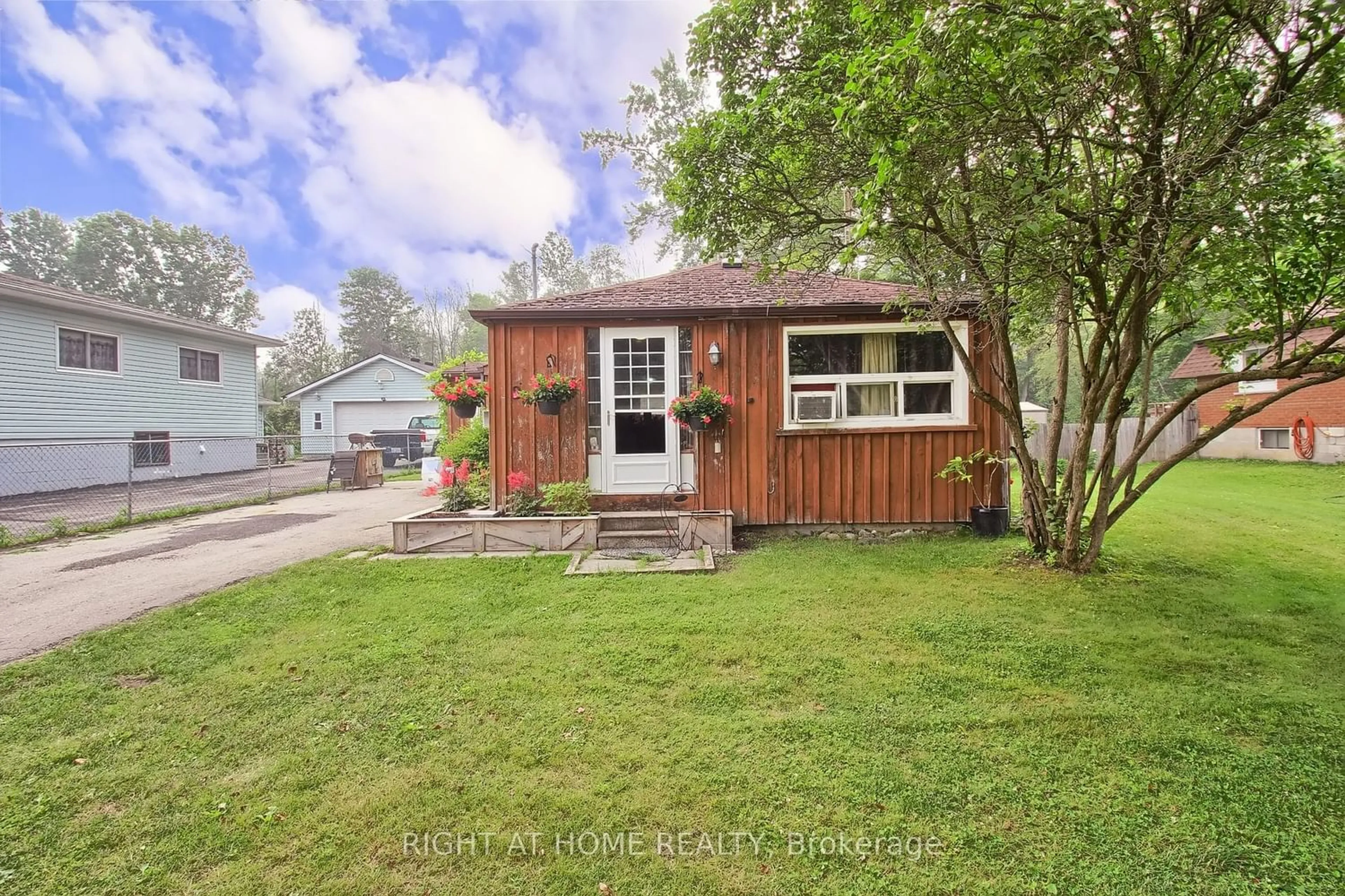 Frontside or backside of a home for 20 Pleasant Ave, East Gwillimbury Ontario L9N 1A1