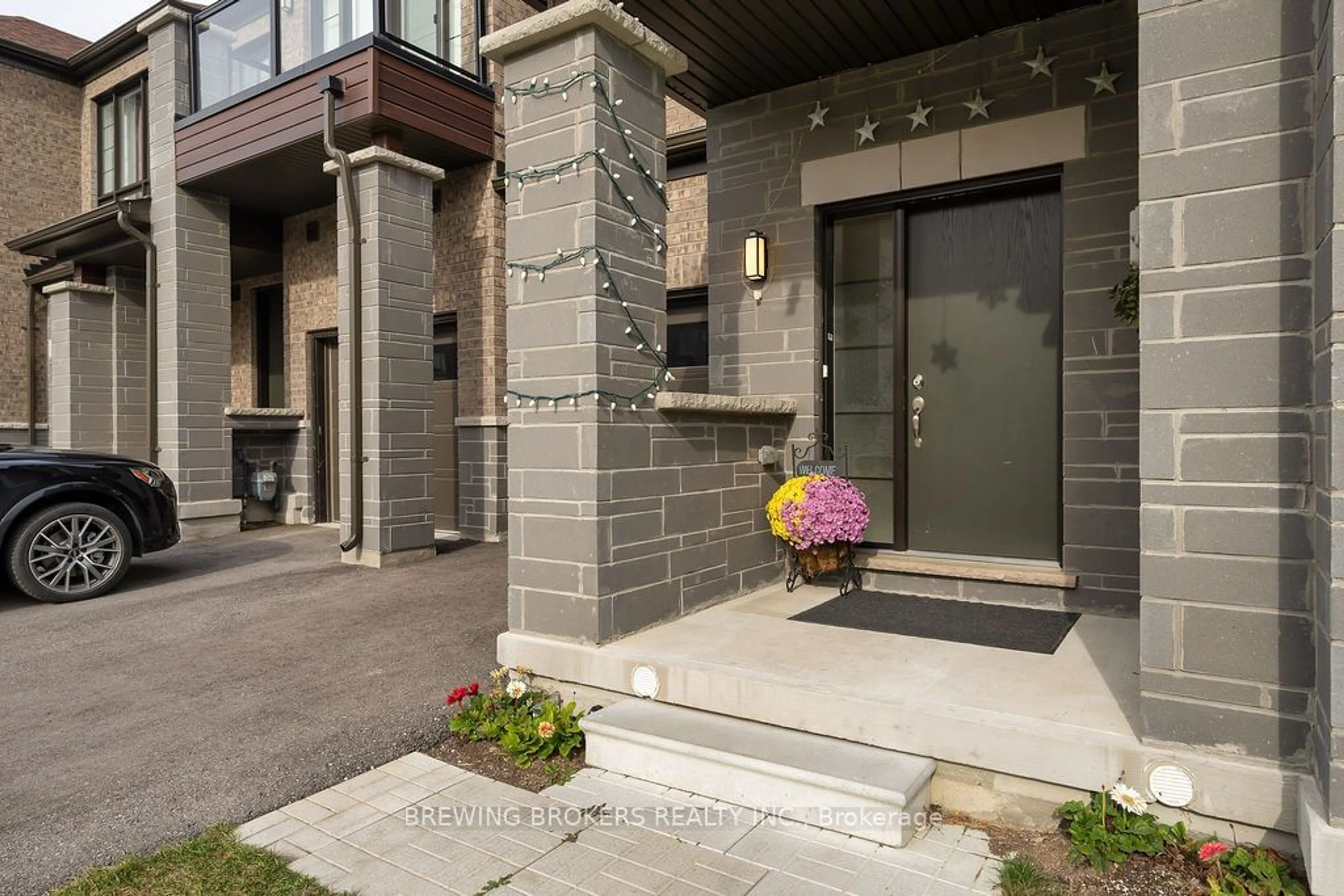 A pic from exterior of the house or condo for 34 Landolfi Way, Bradford West Gwillimbury Ontario L3Z 4L7
