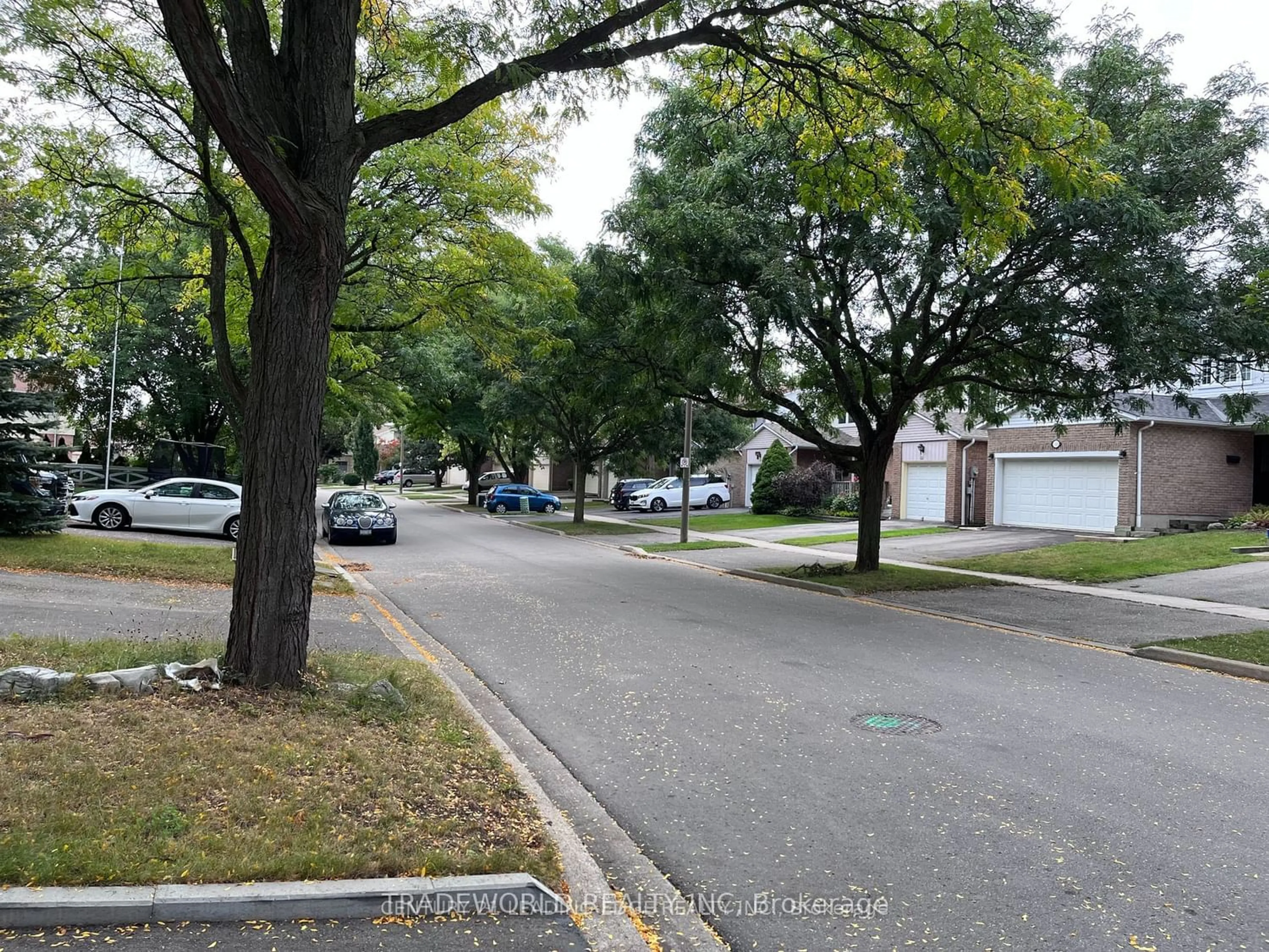 A view of a street for 122 Tamarack Dr, Markham Ontario L3T 4X4